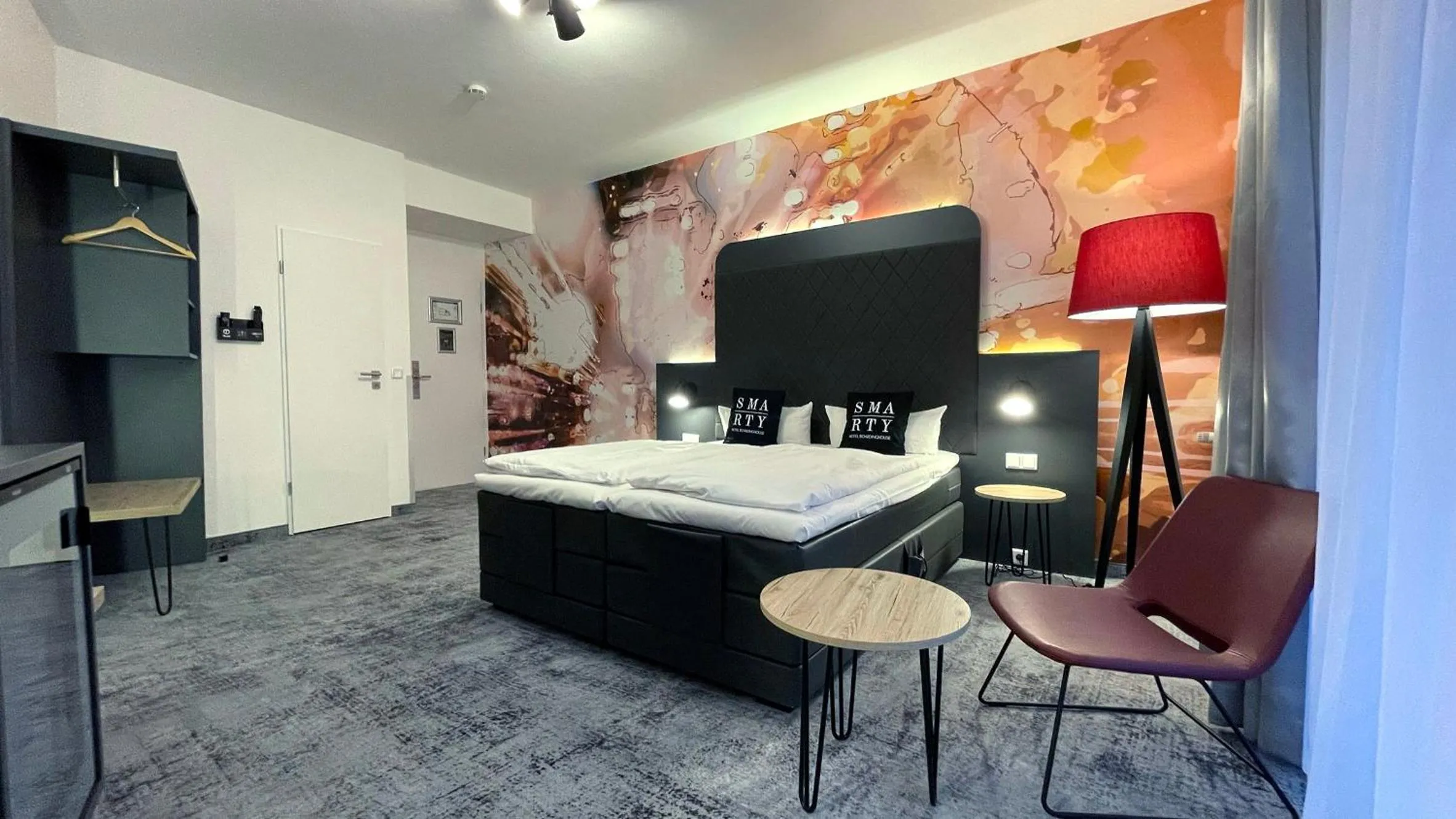 Photo of the whole room, Bed in SMARTY Cologne Dom Hotel - Boardinghouse - KONTAKTLOSER SELF CHECK-IN