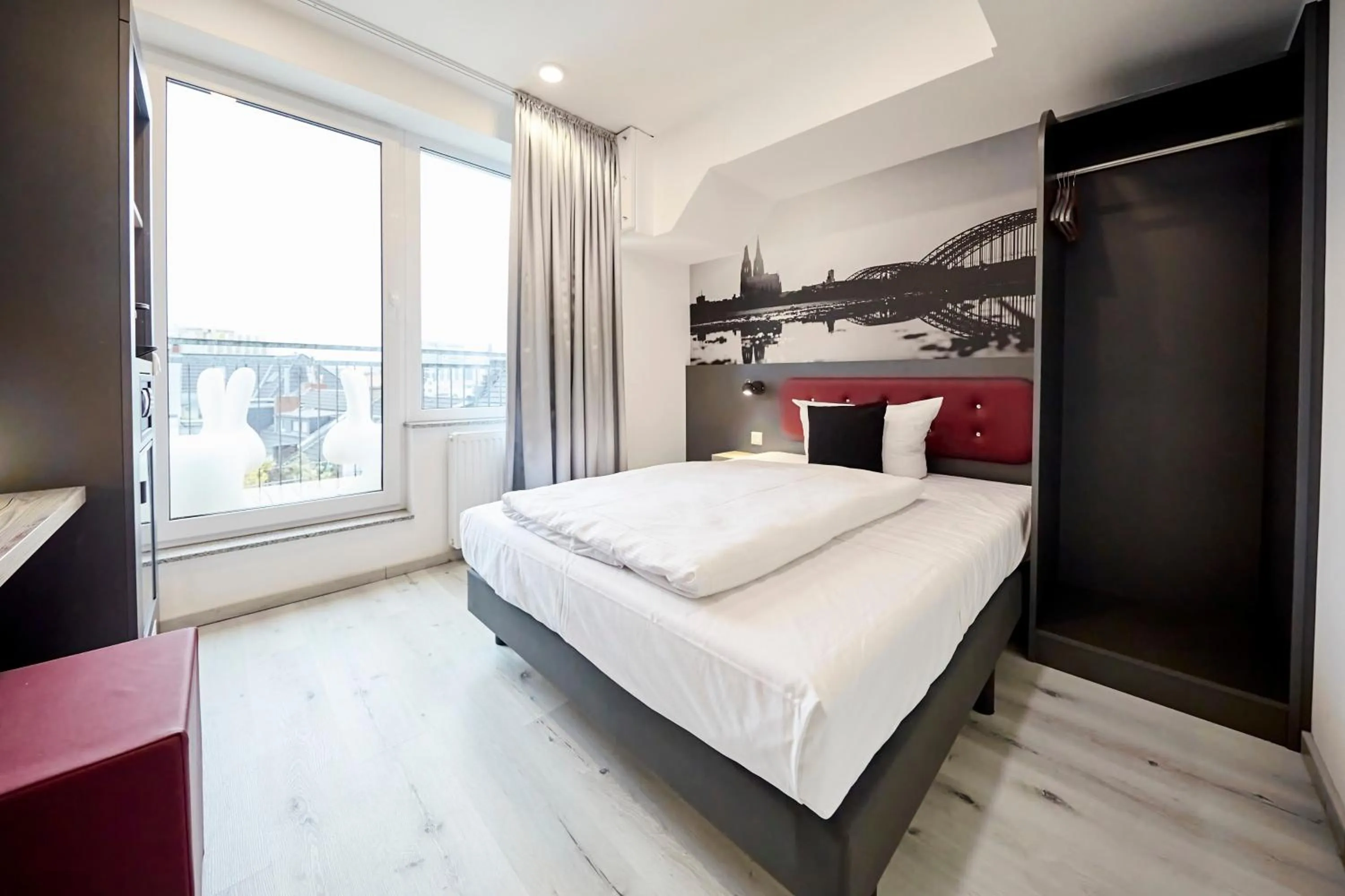 Bedroom, Bed in SMARTY Cologne Dom Hotel - Boardinghouse - KONTAKTLOSER SELF CHECK-IN