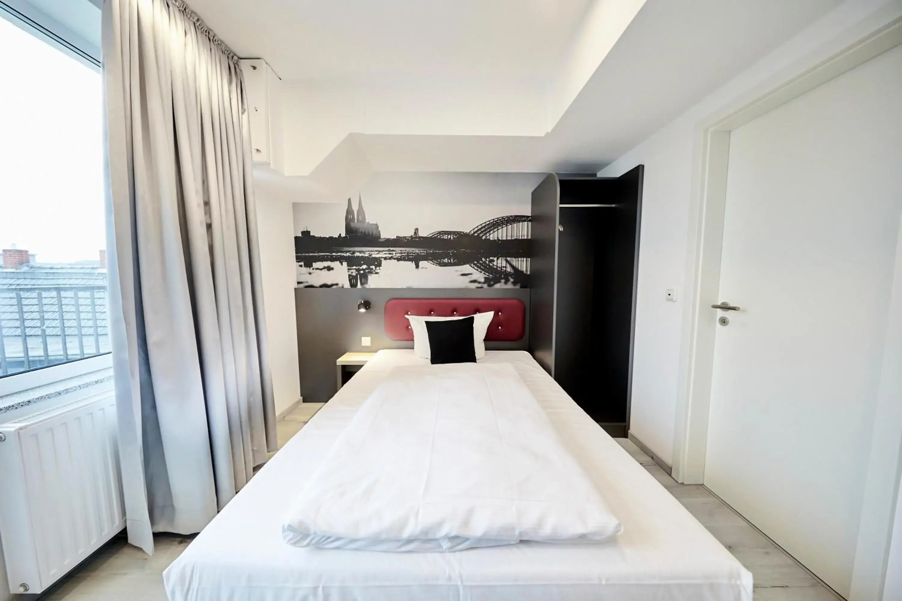 Bedroom, Bed in SMARTY Cologne Dom Hotel - Boardinghouse - KONTAKTLOSER SELF CHECK-IN Bedroom, Bed in SMARTY Cologne Dom Hotel - Boardinghouse - KONTAKTLOSER SELF CHECK-IN