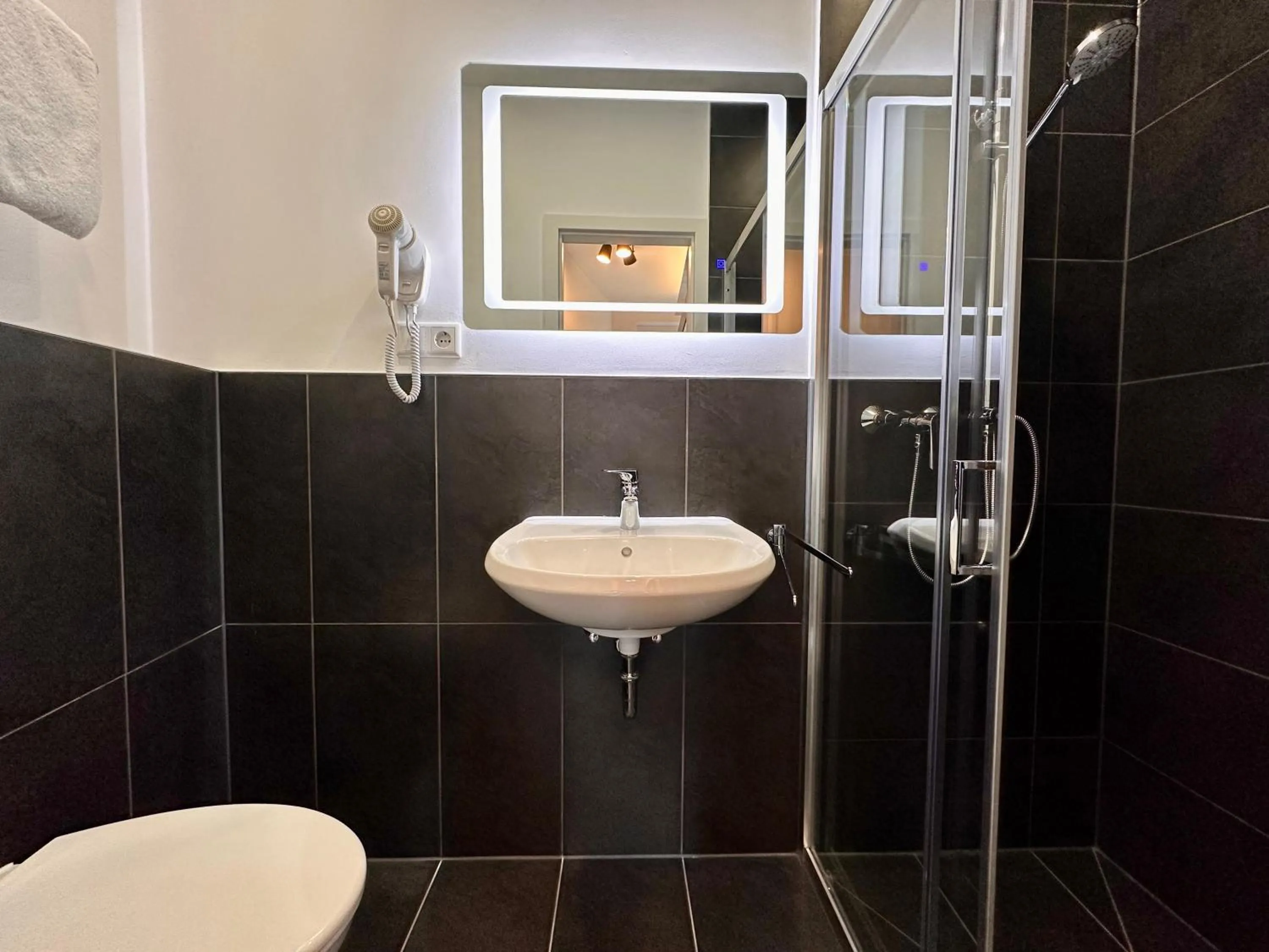 Bathroom in SMARTY Cologne Dom Hotel - Boardinghouse - KONTAKTLOSER SELF CHECK-IN