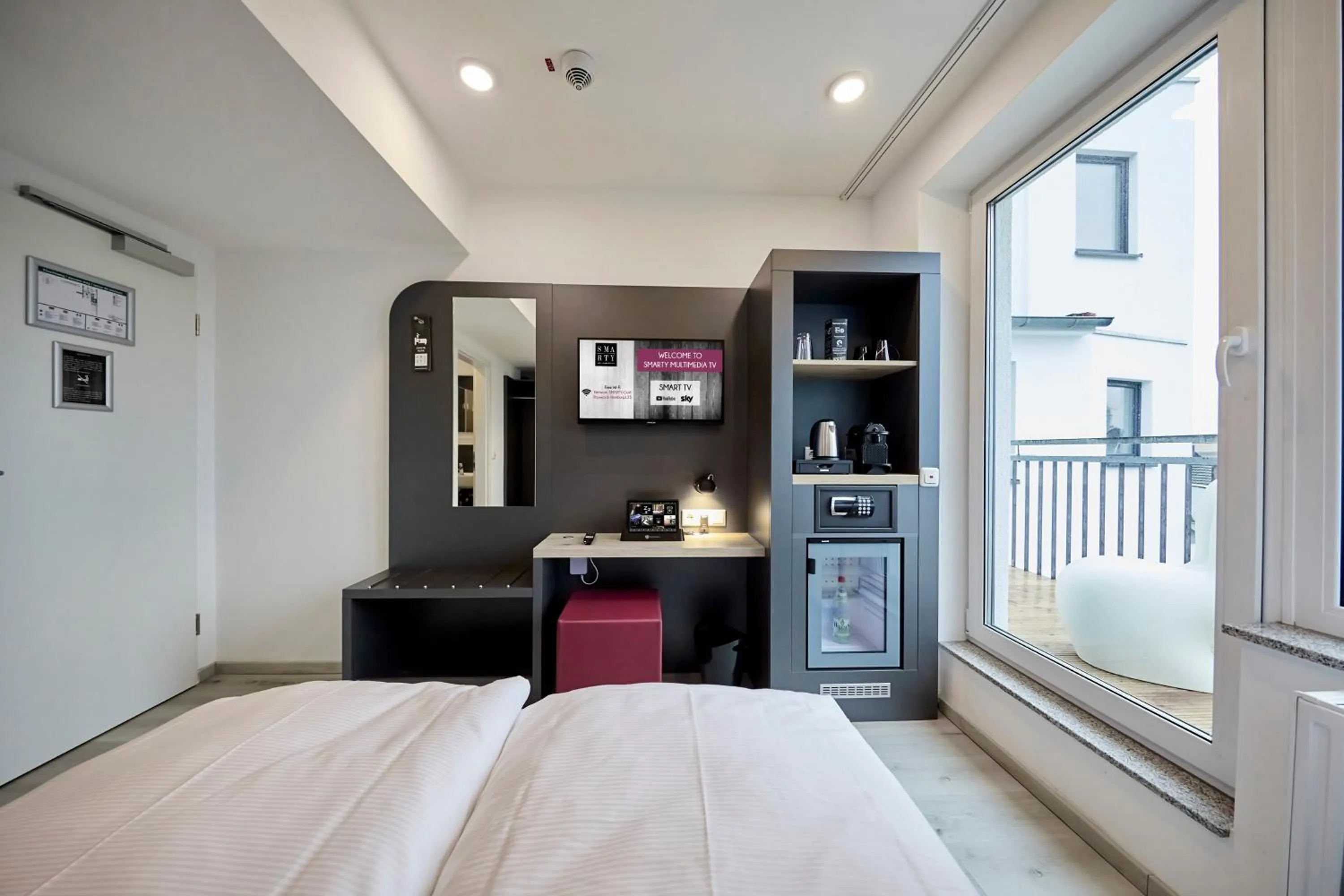 Photo of the whole room, Bed in SMARTY Cologne Dom Hotel - Boardinghouse - KONTAKTLOSER SELF CHECK-IN