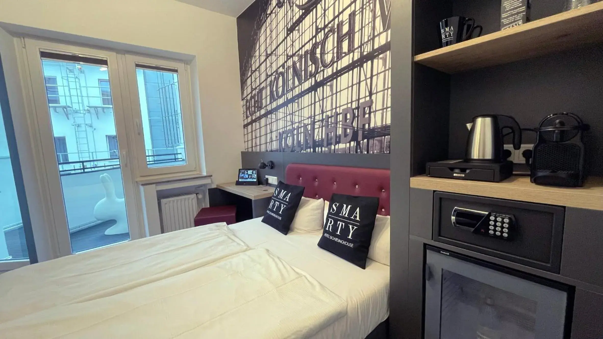Photo of the whole room, Bed in SMARTY Cologne Dom Hotel - Boardinghouse - KONTAKTLOSER SELF CHECK-IN Photo of the whole room, Bed in SMARTY Cologne Dom Hotel - Boardinghouse - KONTAKTLOSER SELF CHECK-IN