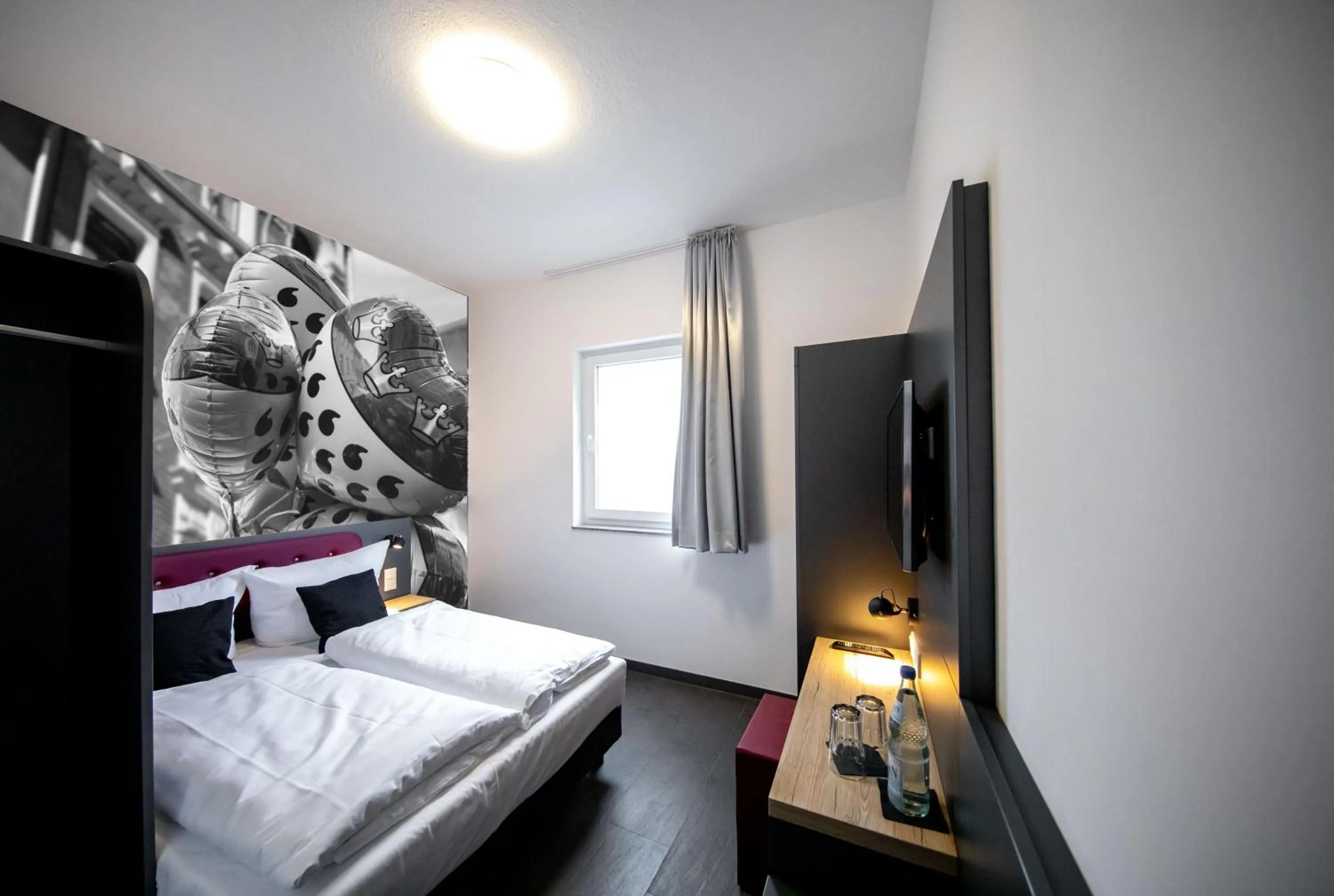 Photo of the whole room, Bed in SMARTY Cologne Dom Hotel - Boardinghouse - KONTAKTLOSER SELF CHECK-IN