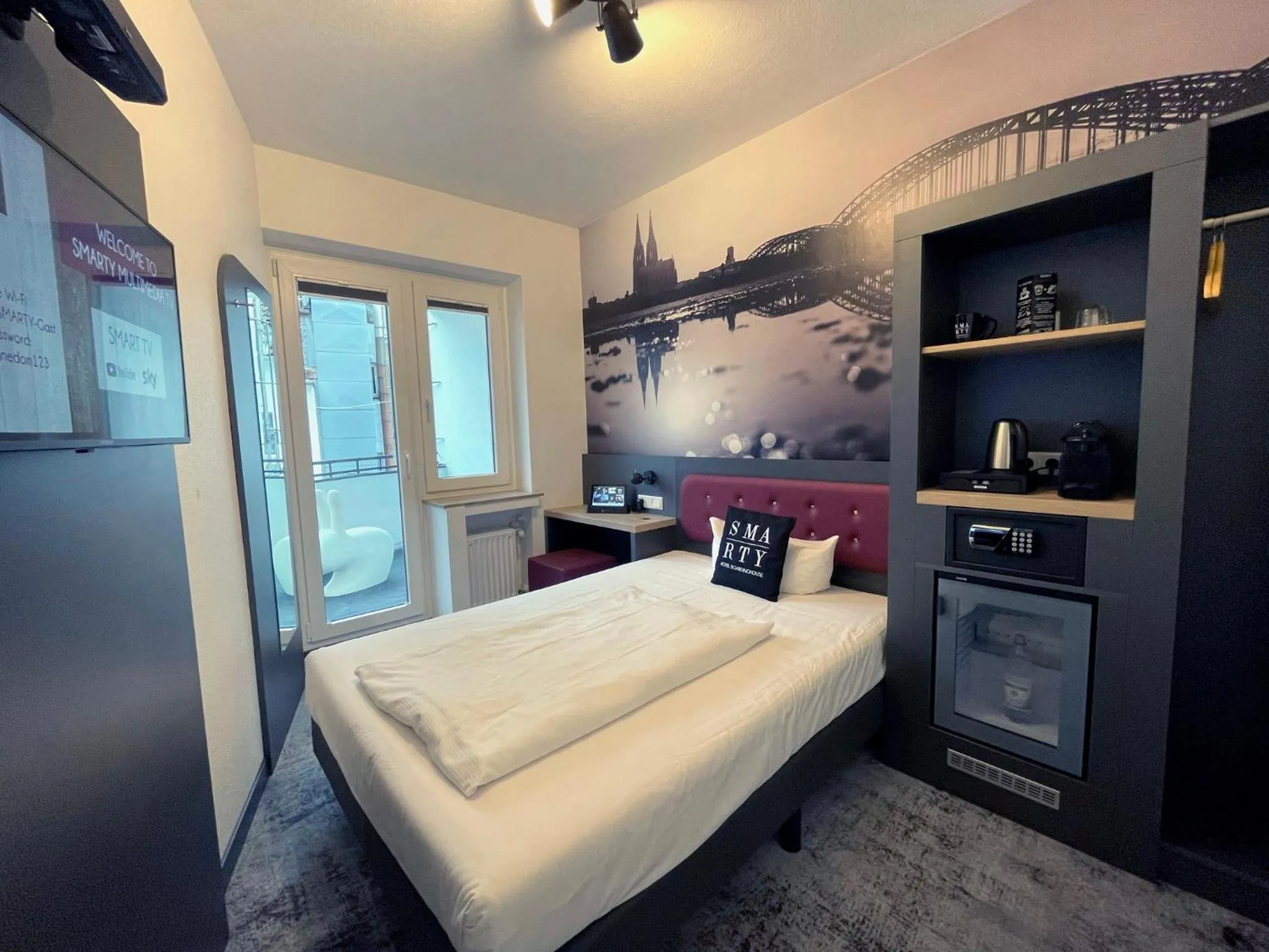 Photo of the whole room, Bed in SMARTY Cologne Dom Hotel - Boardinghouse - KONTAKTLOSER SELF CHECK-IN