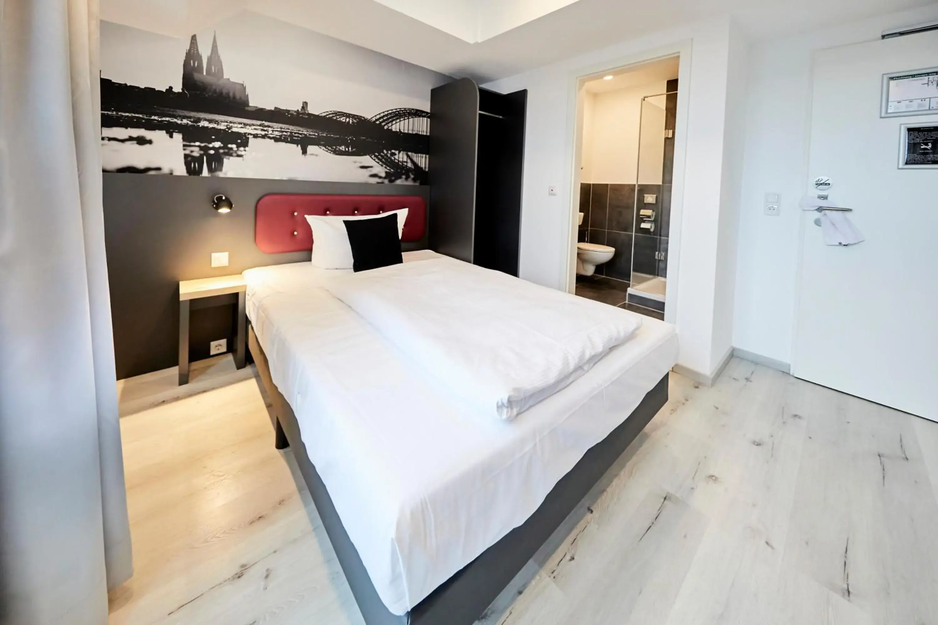 Bedroom, Bed in SMARTY Cologne Dom Hotel - Boardinghouse - KONTAKTLOSER SELF CHECK-IN Bedroom, Bed in SMARTY Cologne Dom Hotel - Boardinghouse - KONTAKTLOSER SELF CHECK-IN