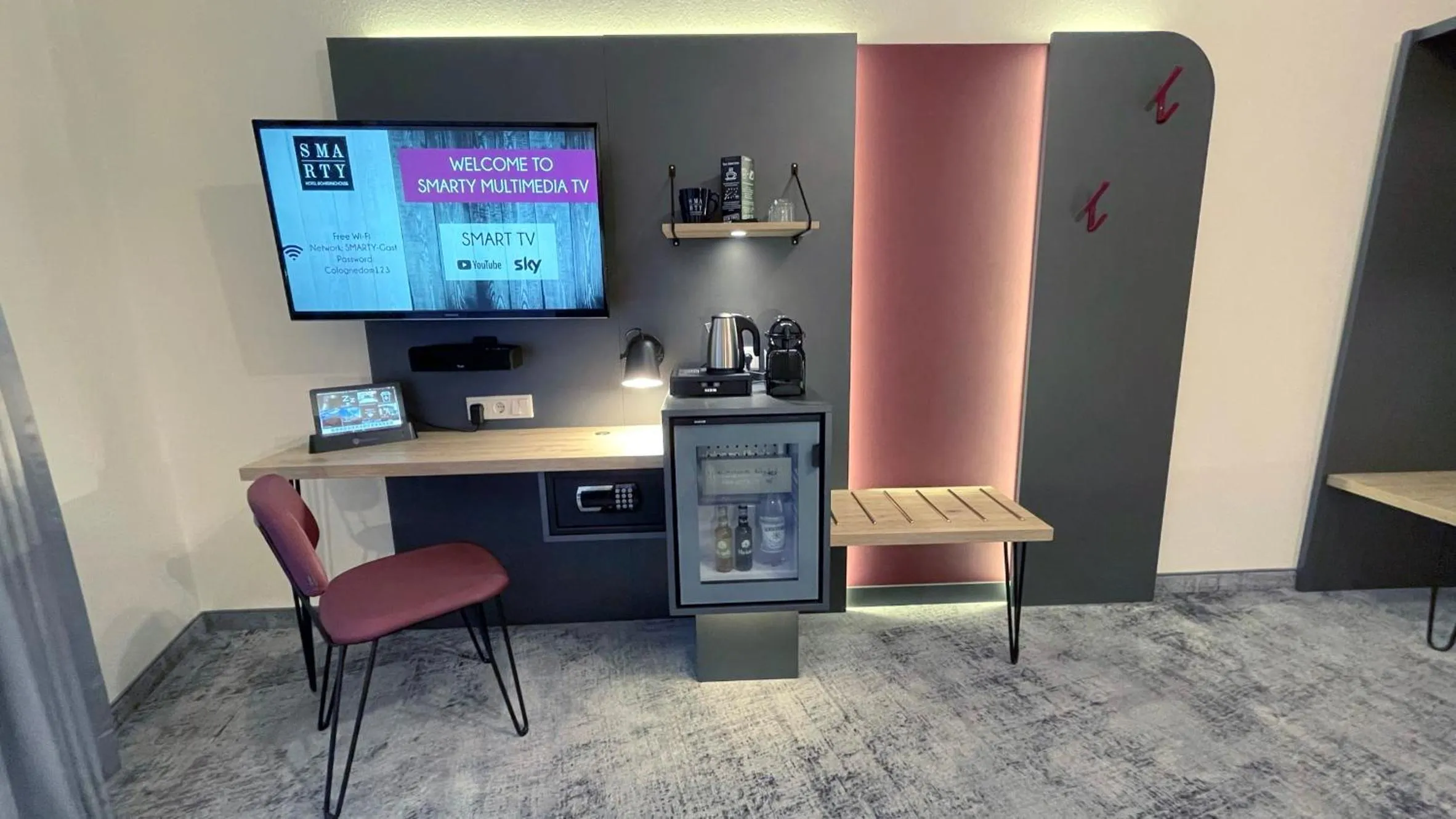 Photo of the whole room in SMARTY Cologne Dom Hotel - Boardinghouse - KONTAKTLOSER SELF CHECK-IN