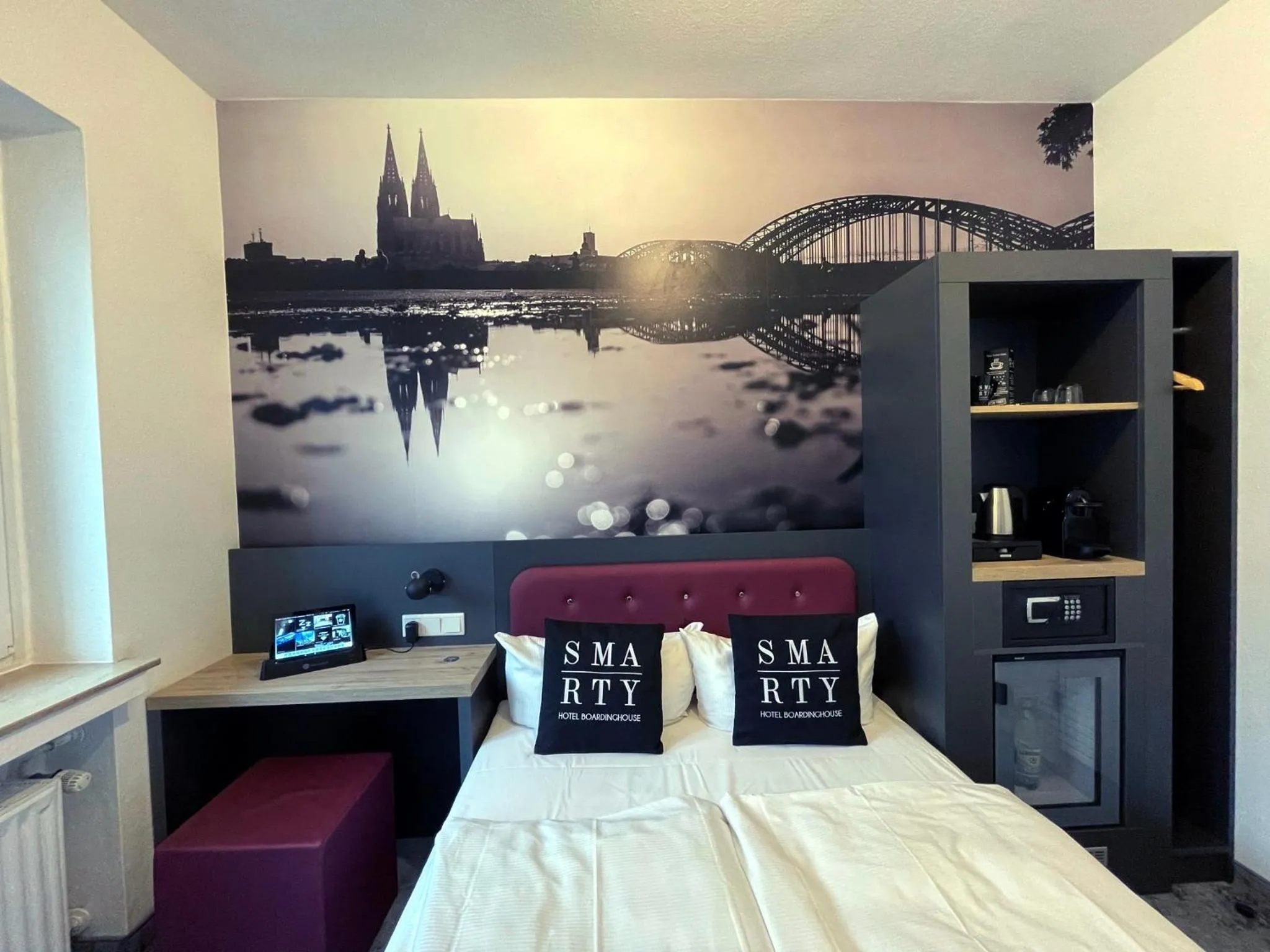 Photo of the whole room, Bed in SMARTY Cologne Dom Hotel - Boardinghouse - KONTAKTLOSER SELF CHECK-IN