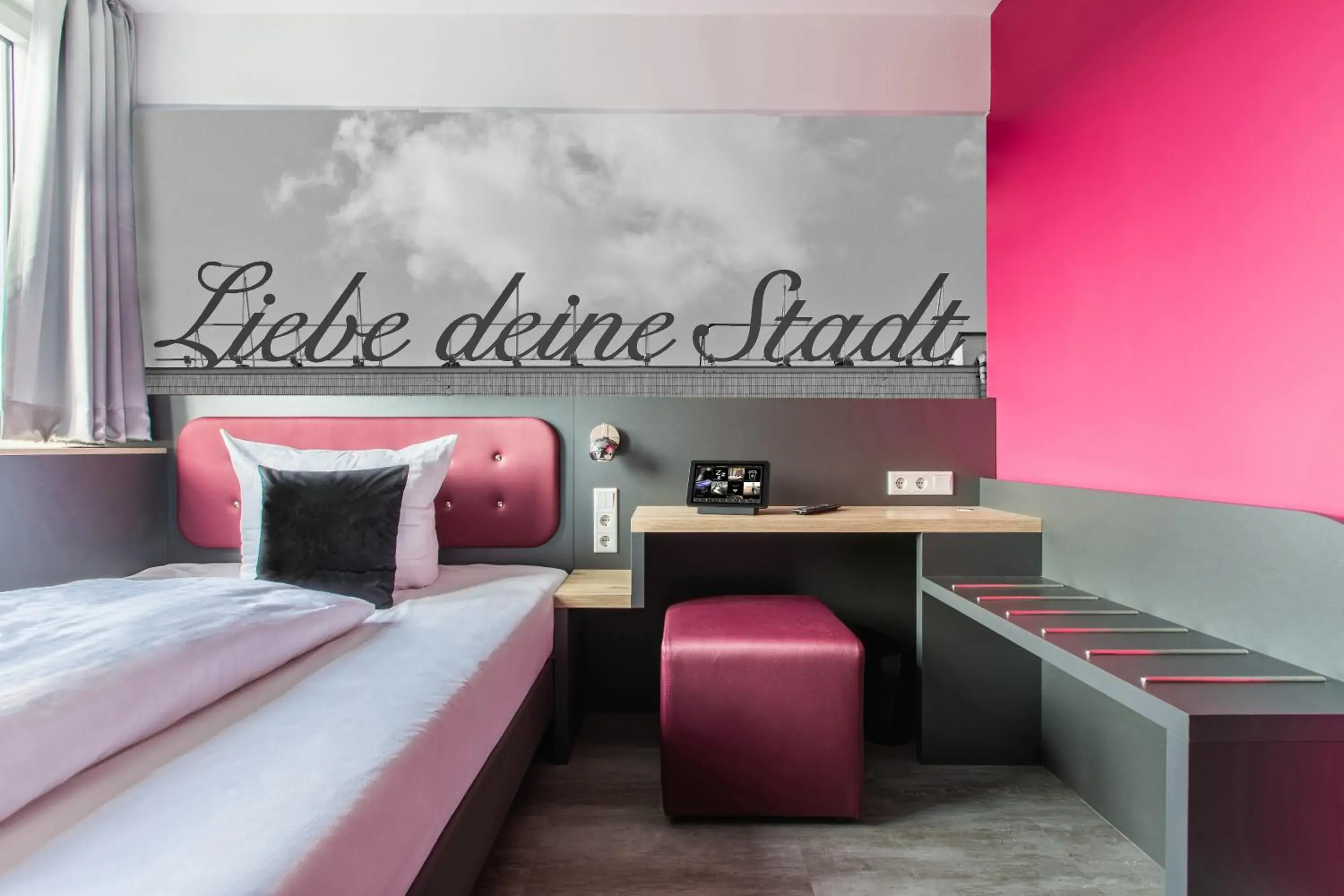 Bedroom, Bed in SMARTY Cologne Dom Hotel - Boardinghouse - KONTAKTLOSER SELF CHECK-IN Bedroom, Bed in SMARTY Cologne Dom Hotel - Boardinghouse - KONTAKTLOSER SELF CHECK-IN
