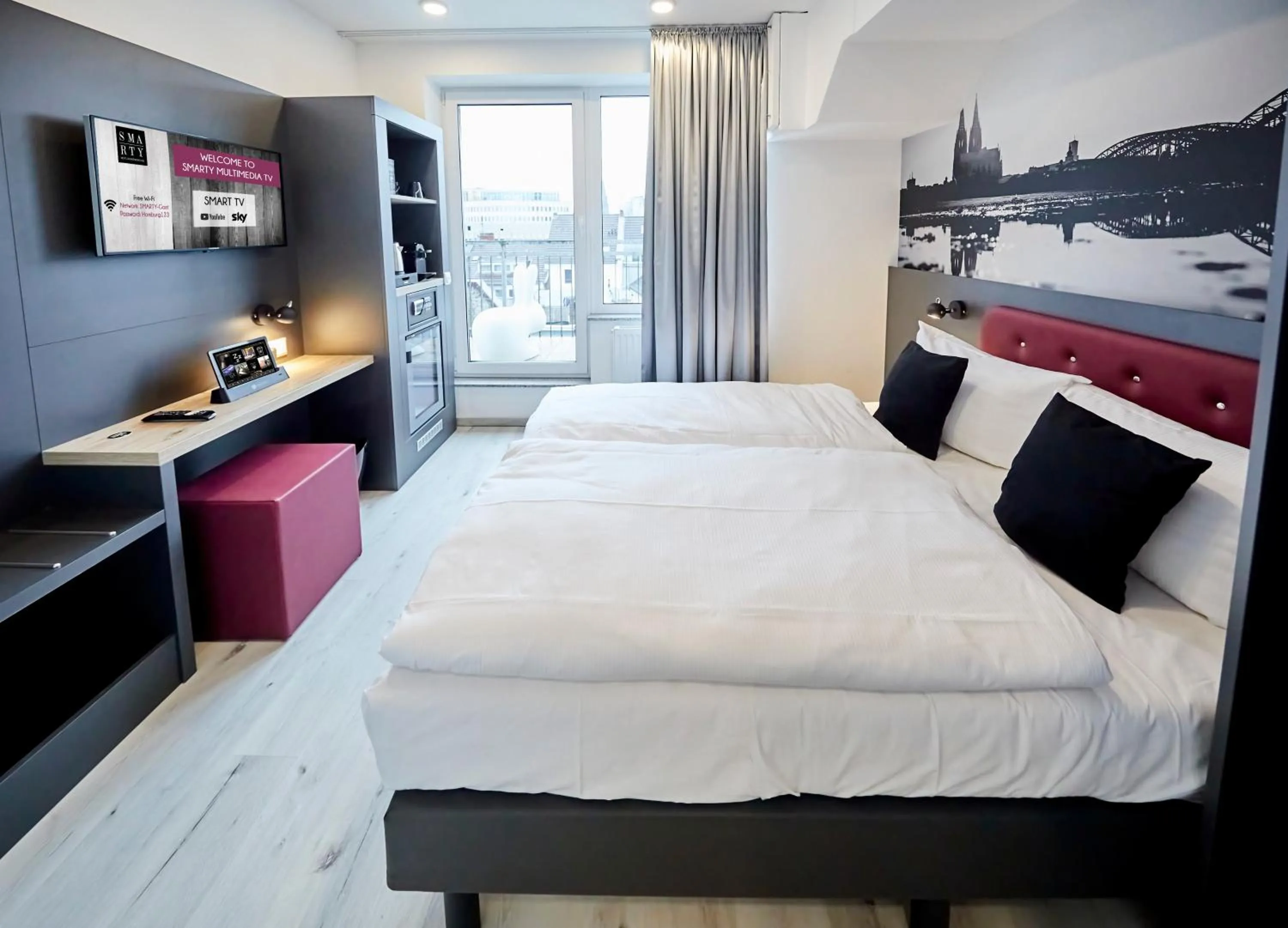 Photo of the whole room, Bed in SMARTY Cologne Dom Hotel - Boardinghouse - KONTAKTLOSER SELF CHECK-IN