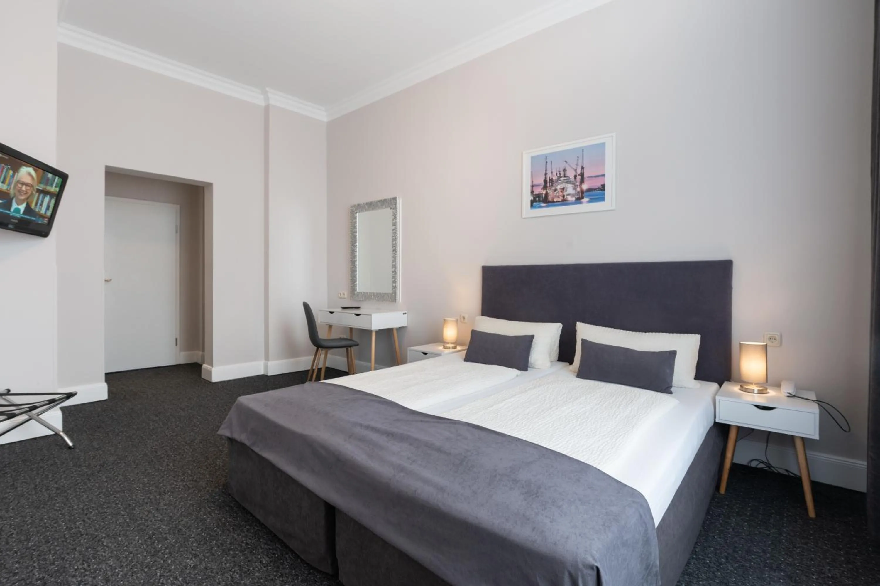 Photo of the whole room, Bed in Hotel Commodore