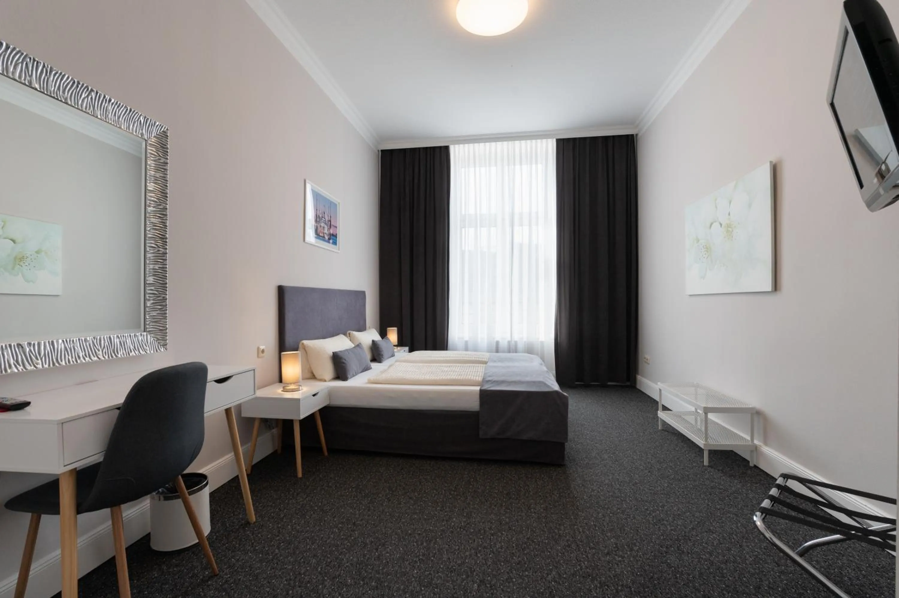 Photo of the whole room, Bed in Hotel Commodore