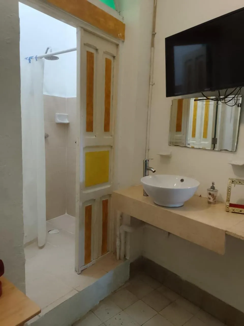 Property building in La Casa del Kéej Hostel