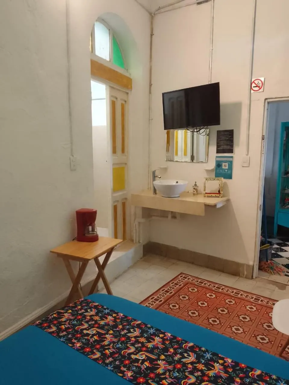 Property building, Bed in La Casa del Kéej Hostel