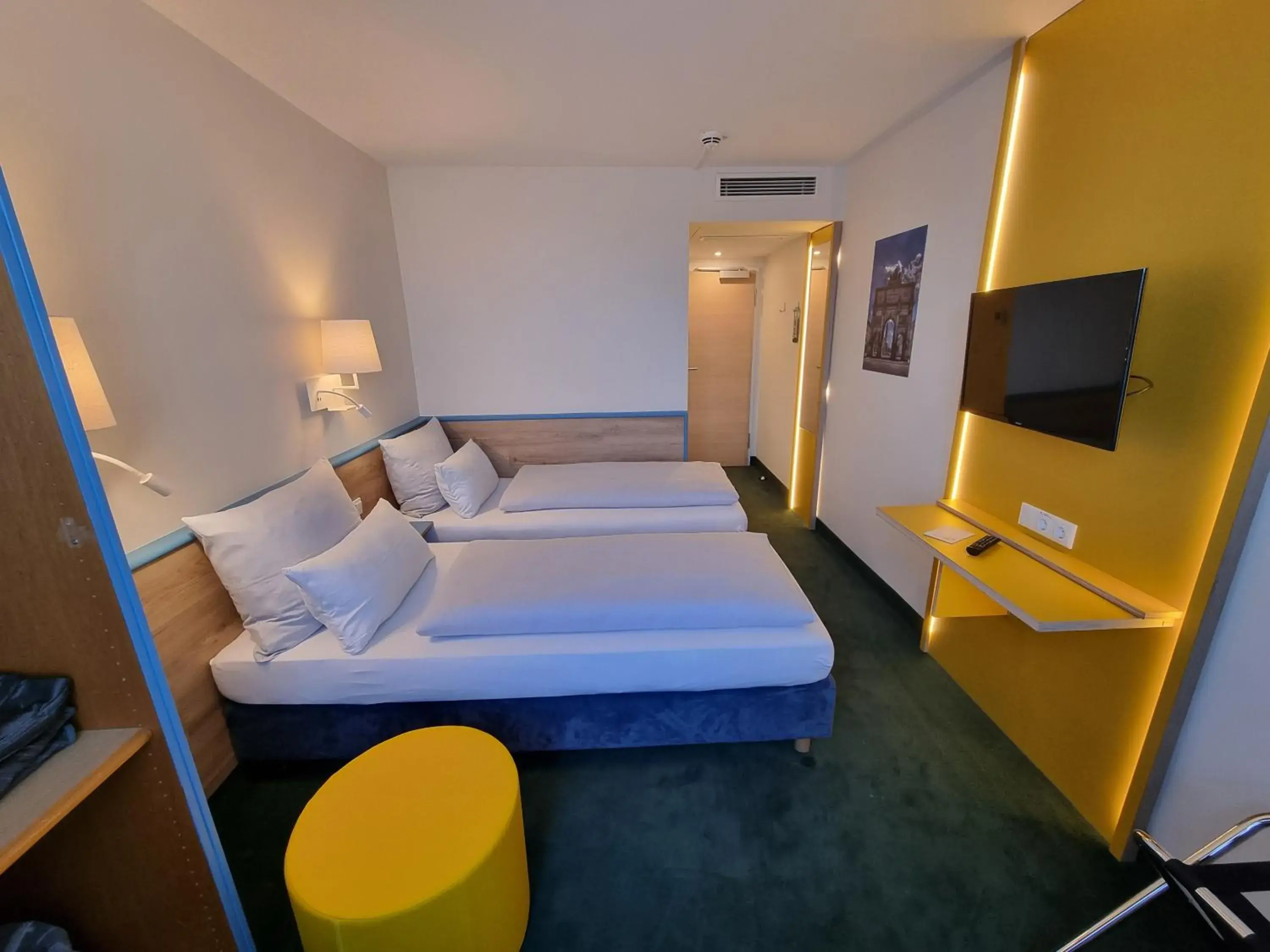 Large Double or Twin Room in myMINGA13 - Hotel & serviced Apartments Large Double or Twin Room in myMINGA13 - Hotel & serviced Apartments