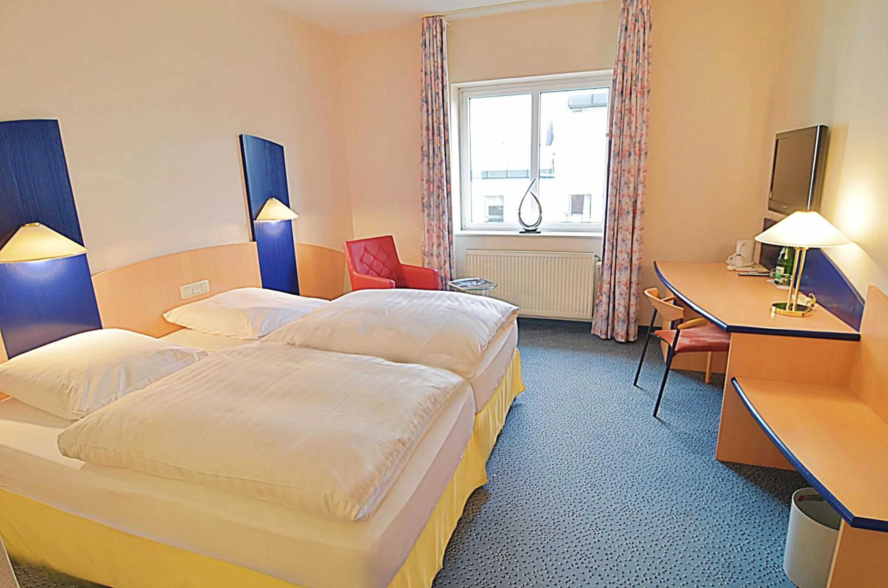 Photo of the whole room, Bed in Retro - Art - Hotel Lünen