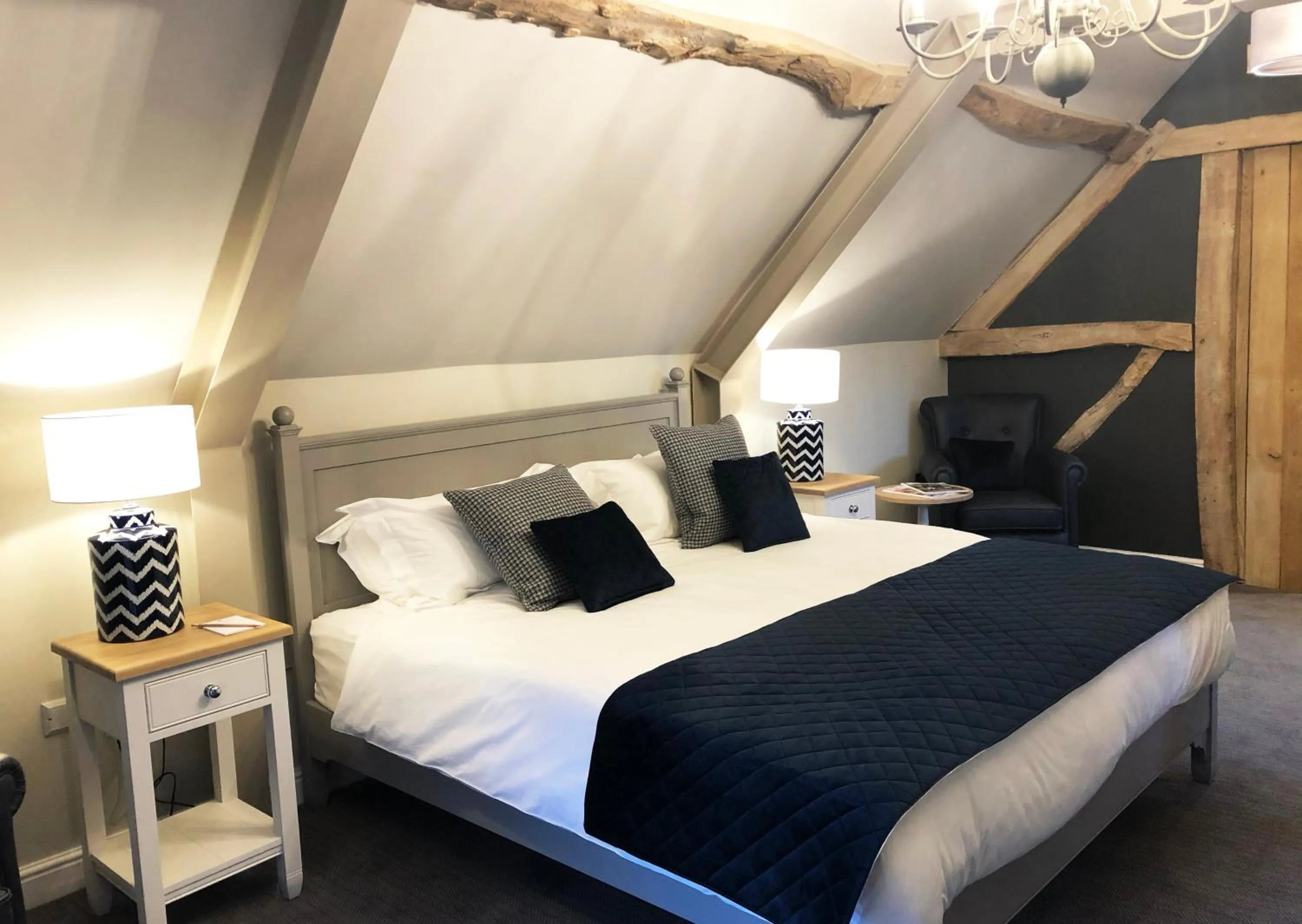 Bedroom, Bed in The Bell - Brunning and Price