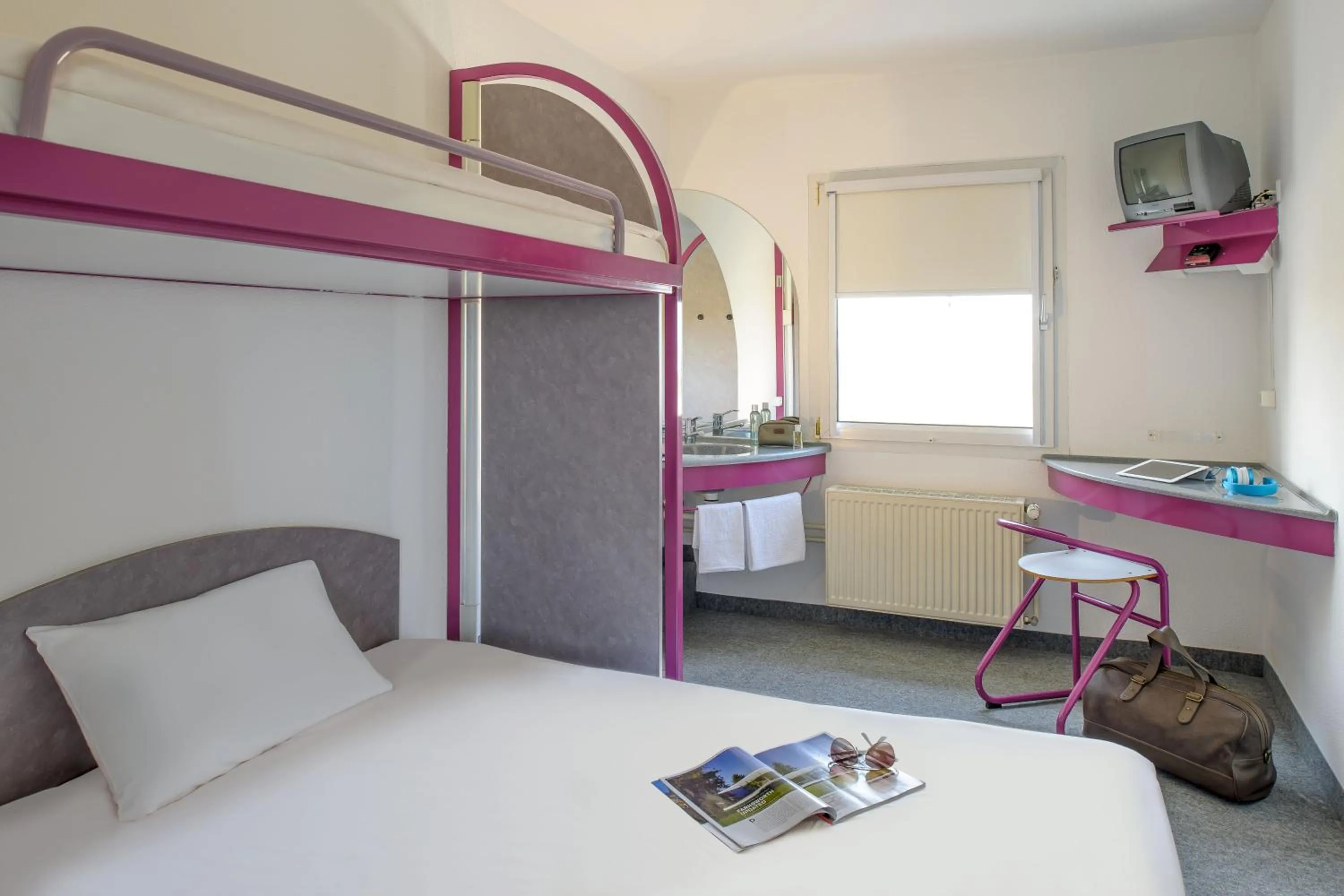Bathroom, Bed in ibis budget Berlin Hoppegarten