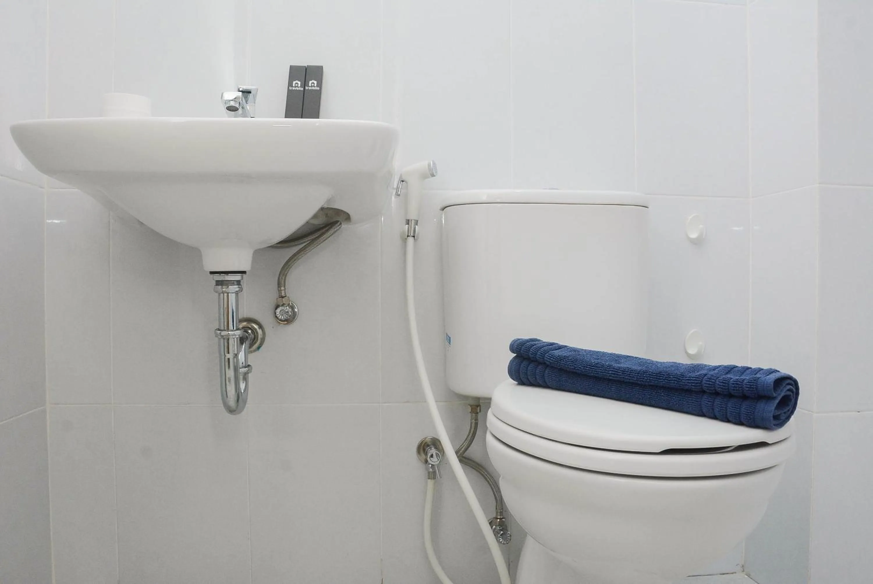 Bathroom in Town View Apartment Studio Patraland Urbano By Travelio