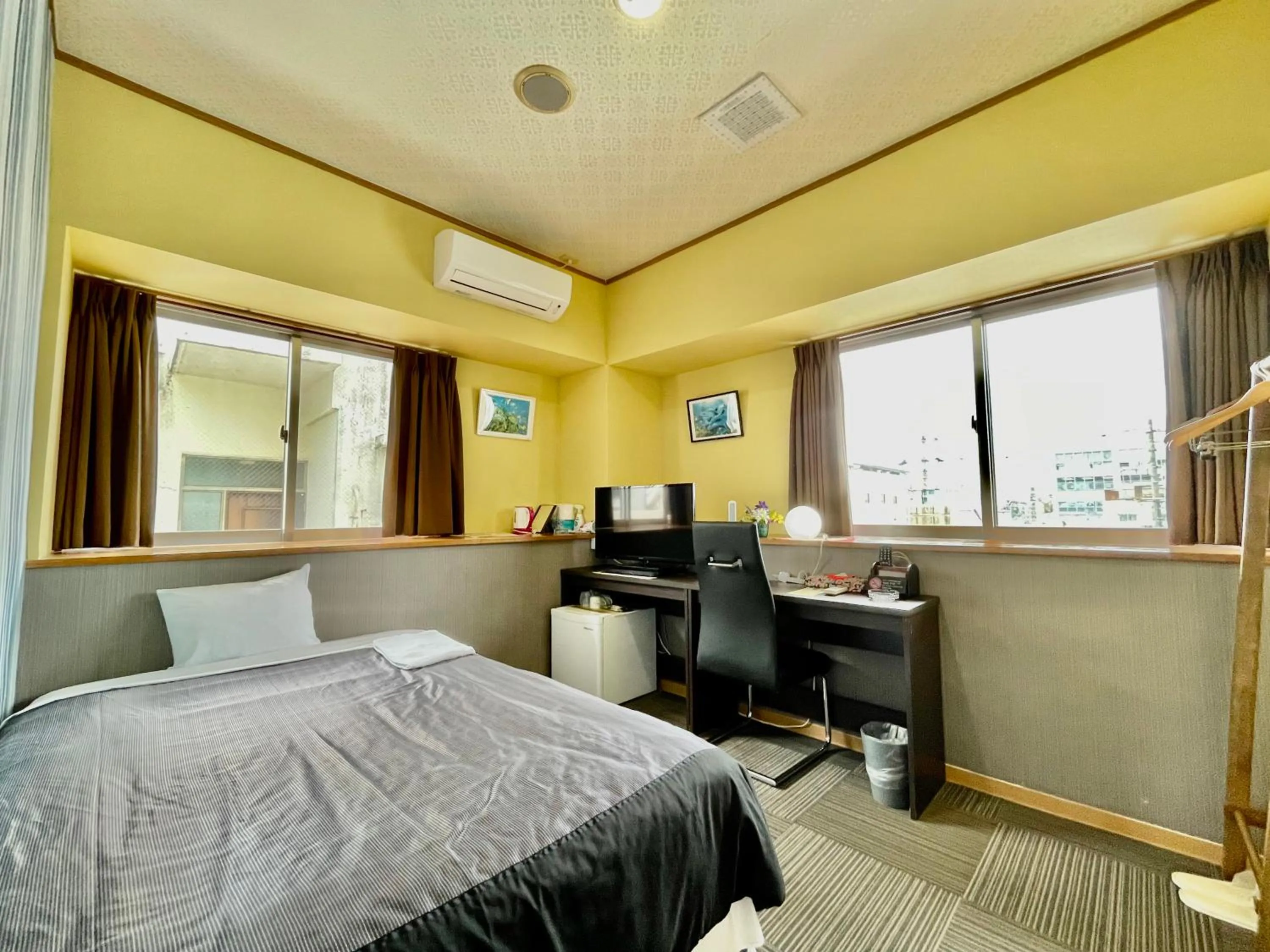 Photo of the whole room in Time Rich