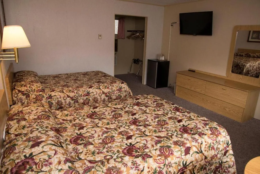 Bed in Brookside Motel & Cabins