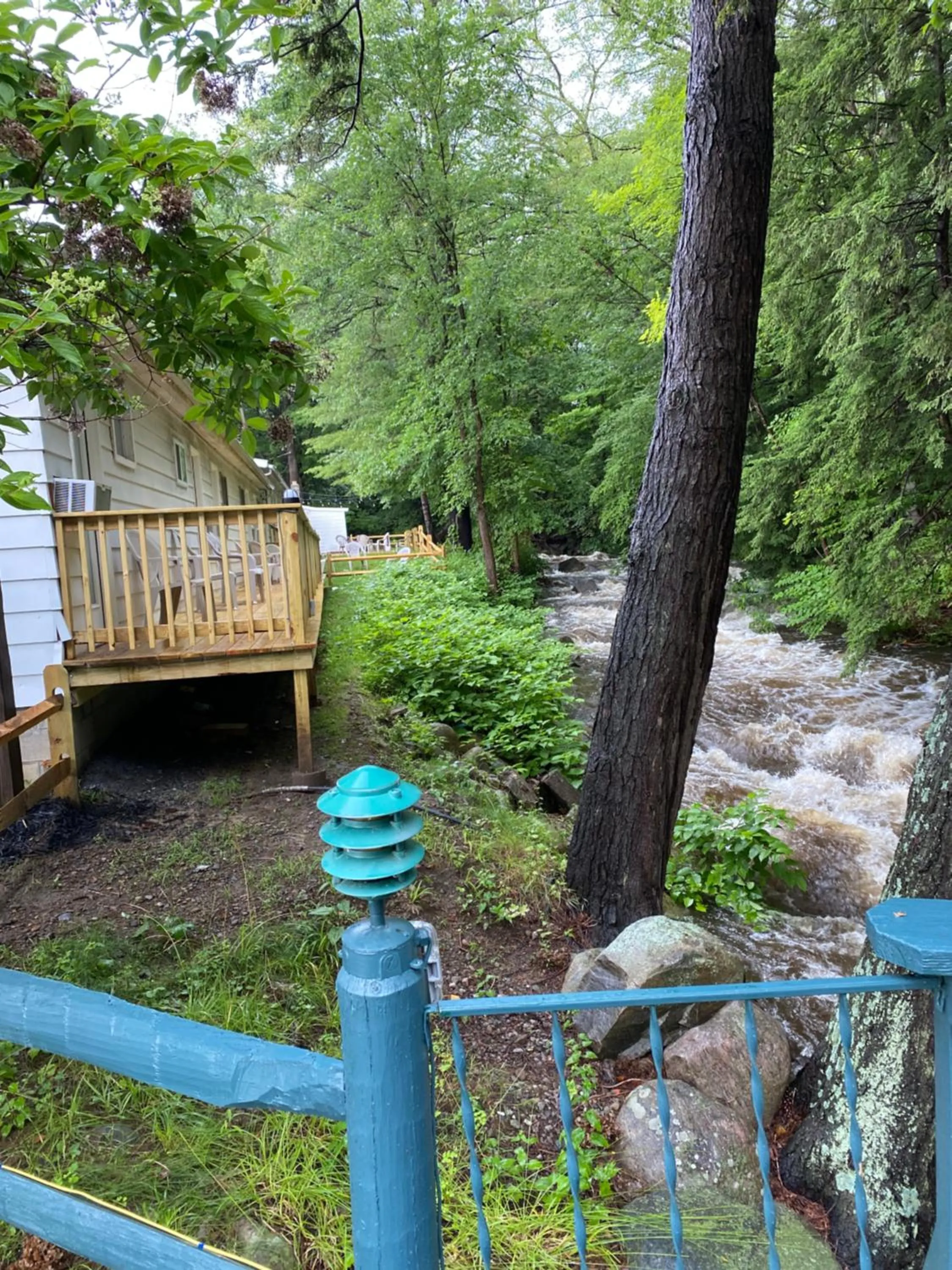 Brookside Motel & Cabins