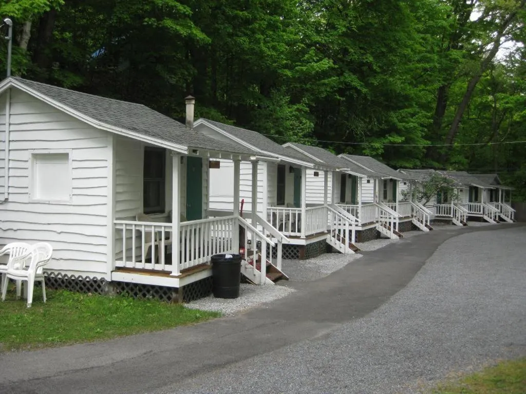 Brookside Motel & Cabins