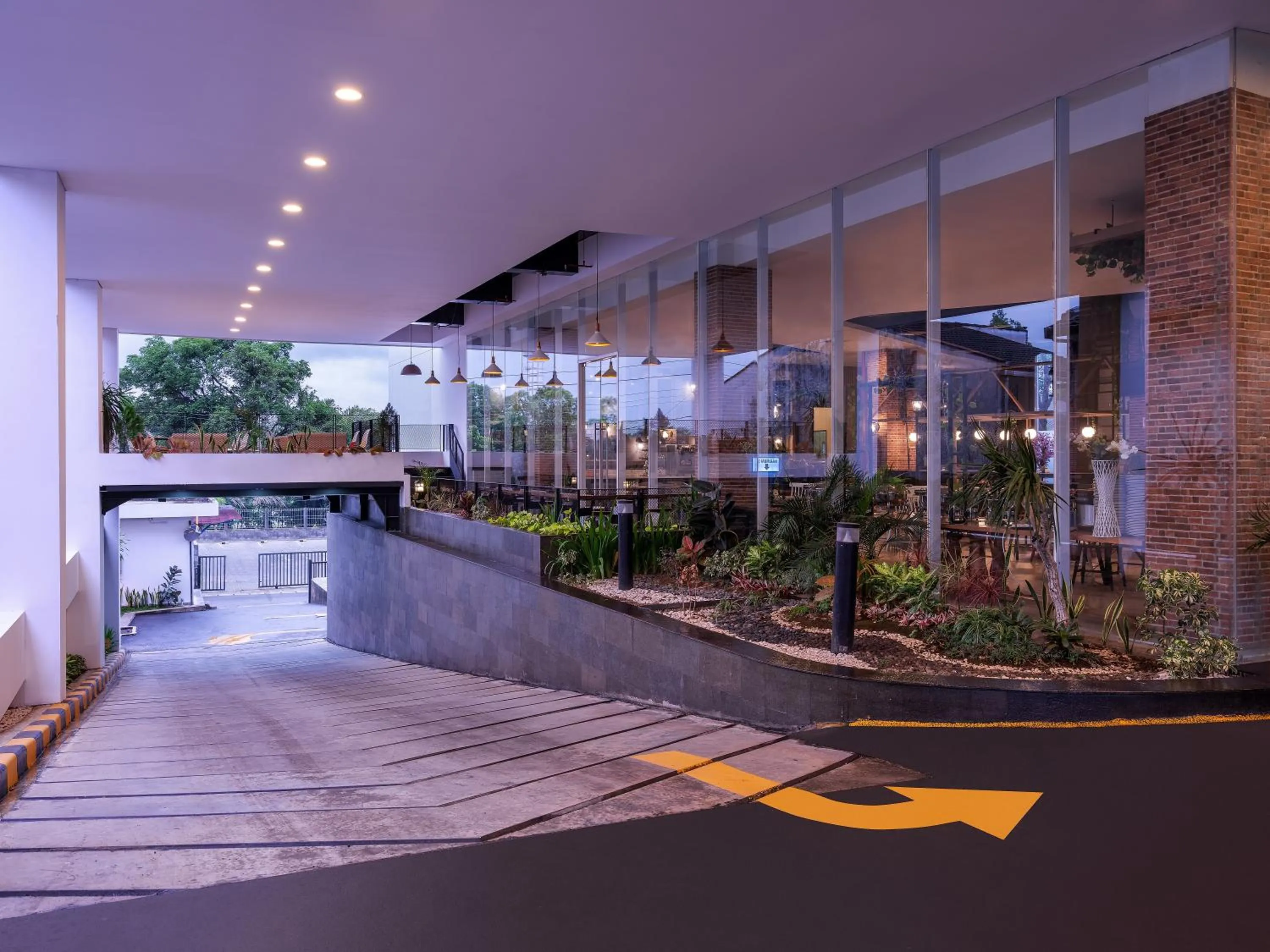 Restaurant/places to eat in Luminor Hotel Purwokerto By WH