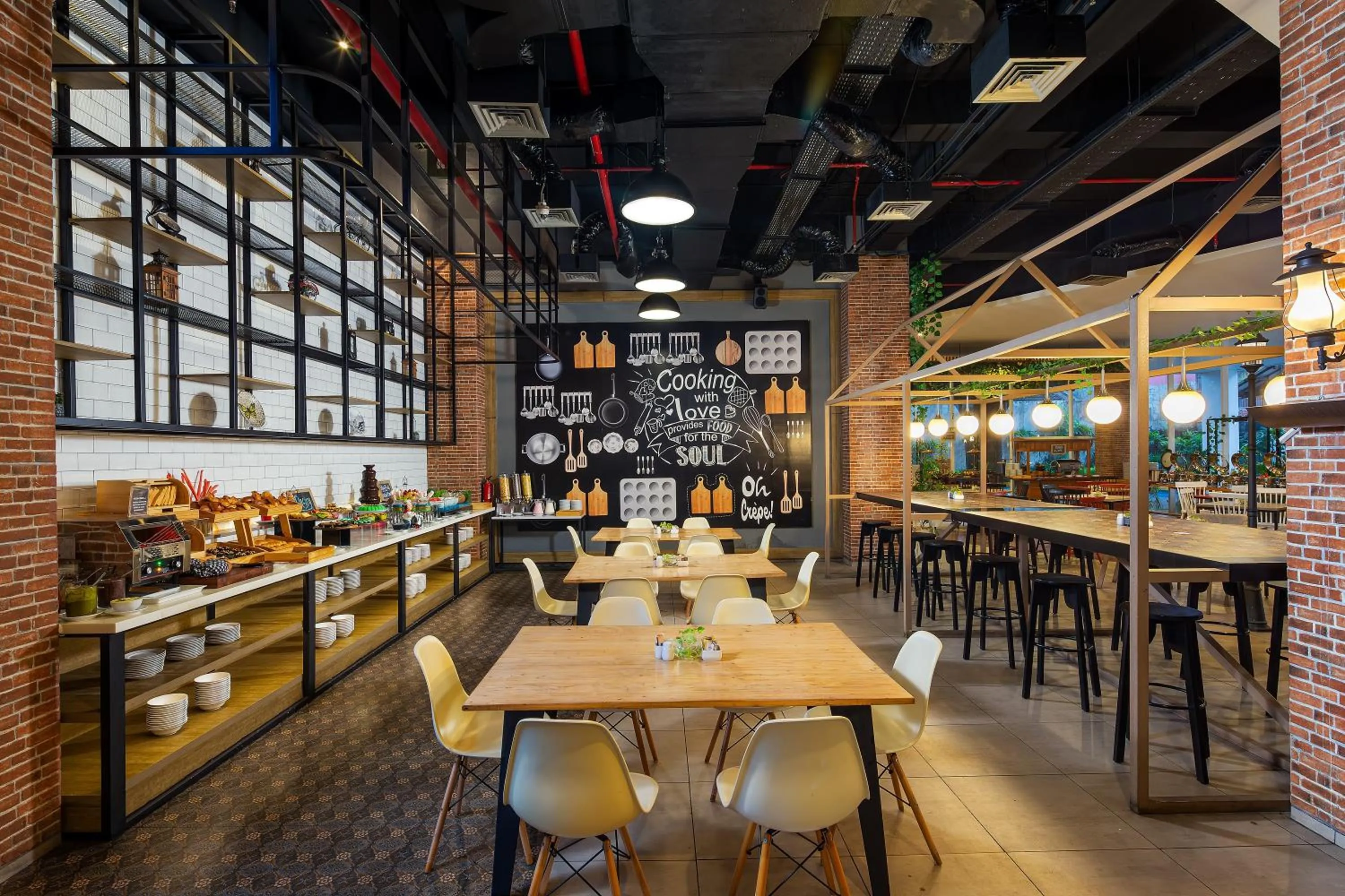 Restaurant/places to eat in Luminor Hotel Purwokerto By WH