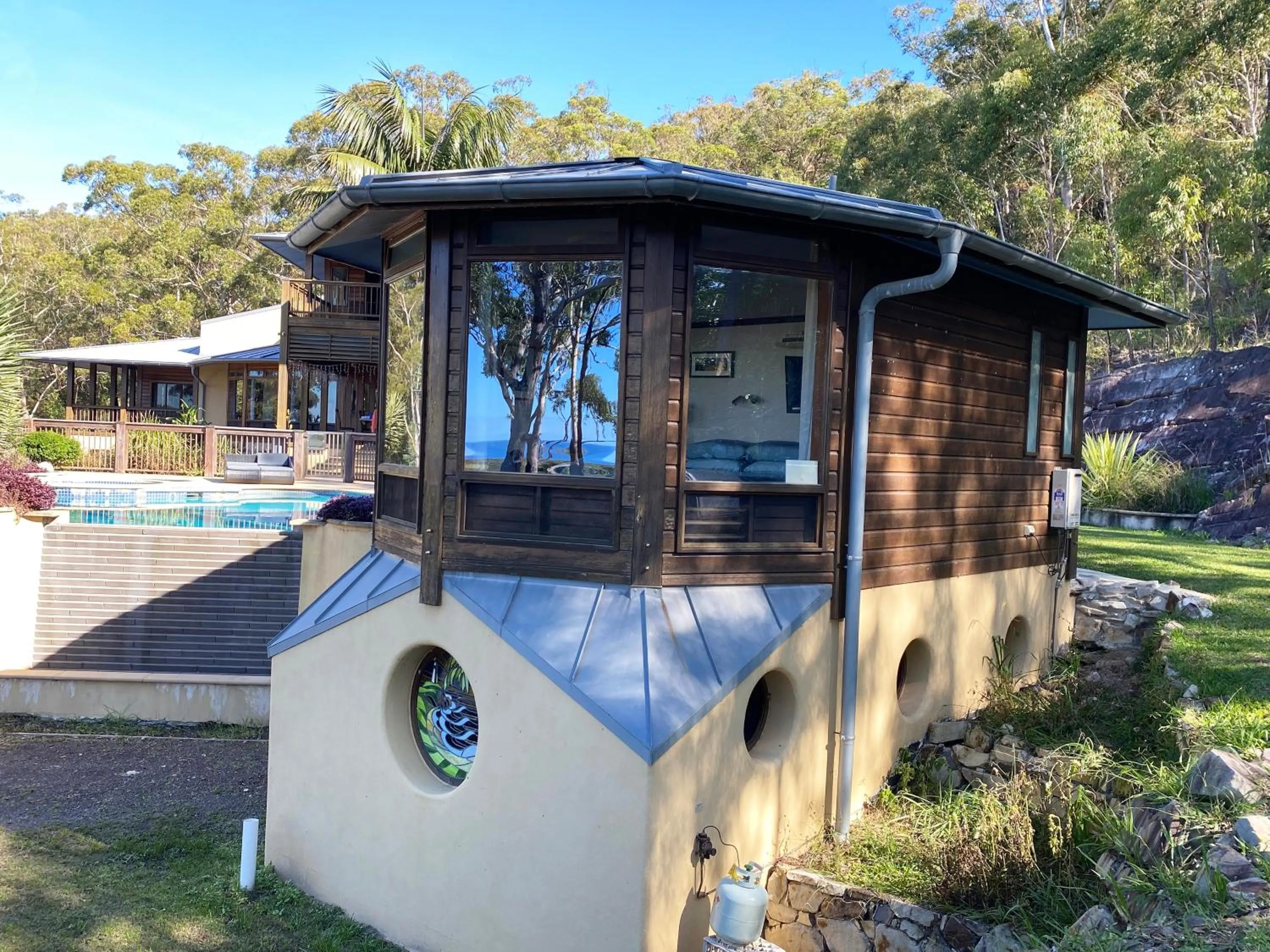 The Pool House - Crescent Head - stunning ocean views, pet friendly