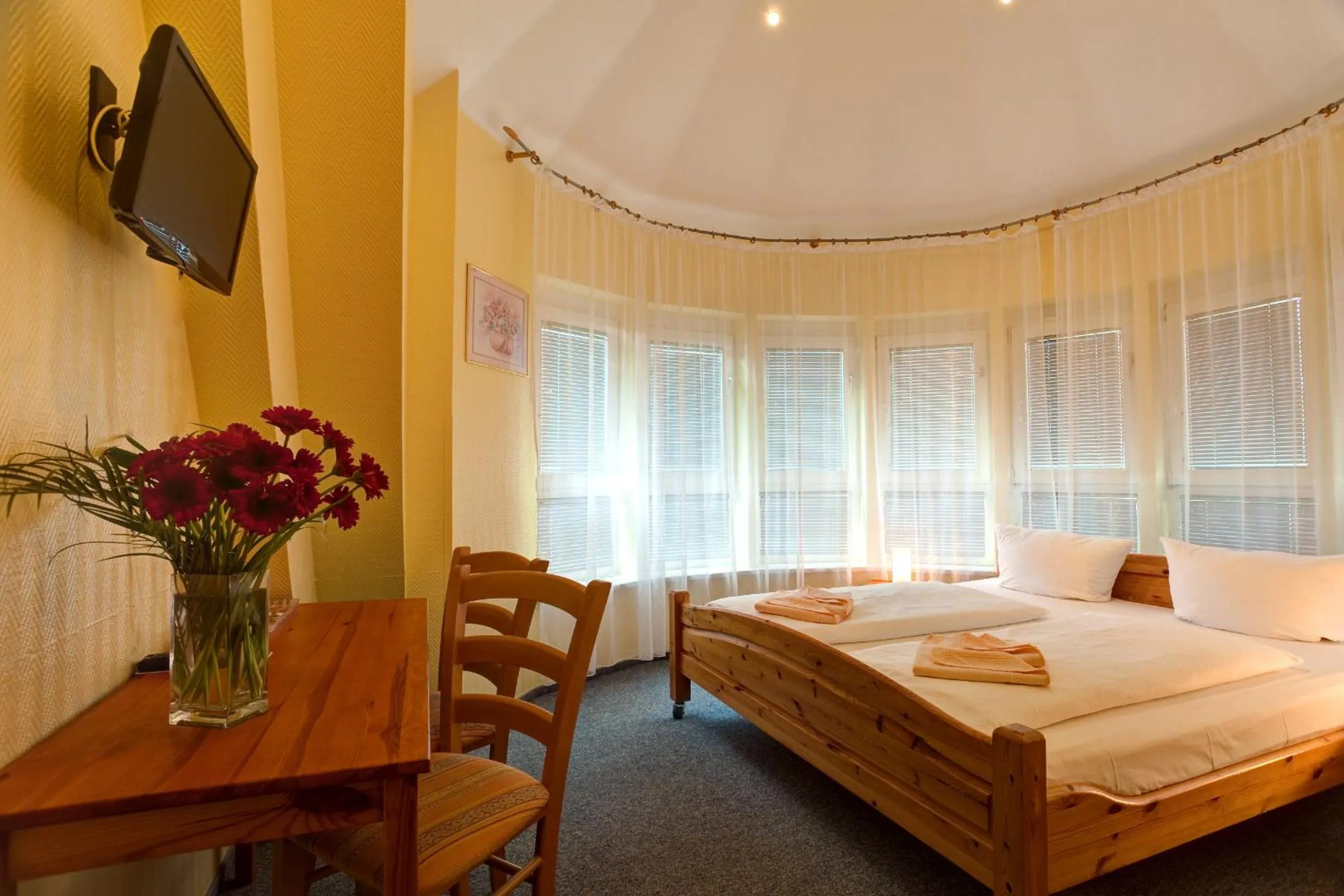 Photo of the whole room, Bed in Hotel Atlantic