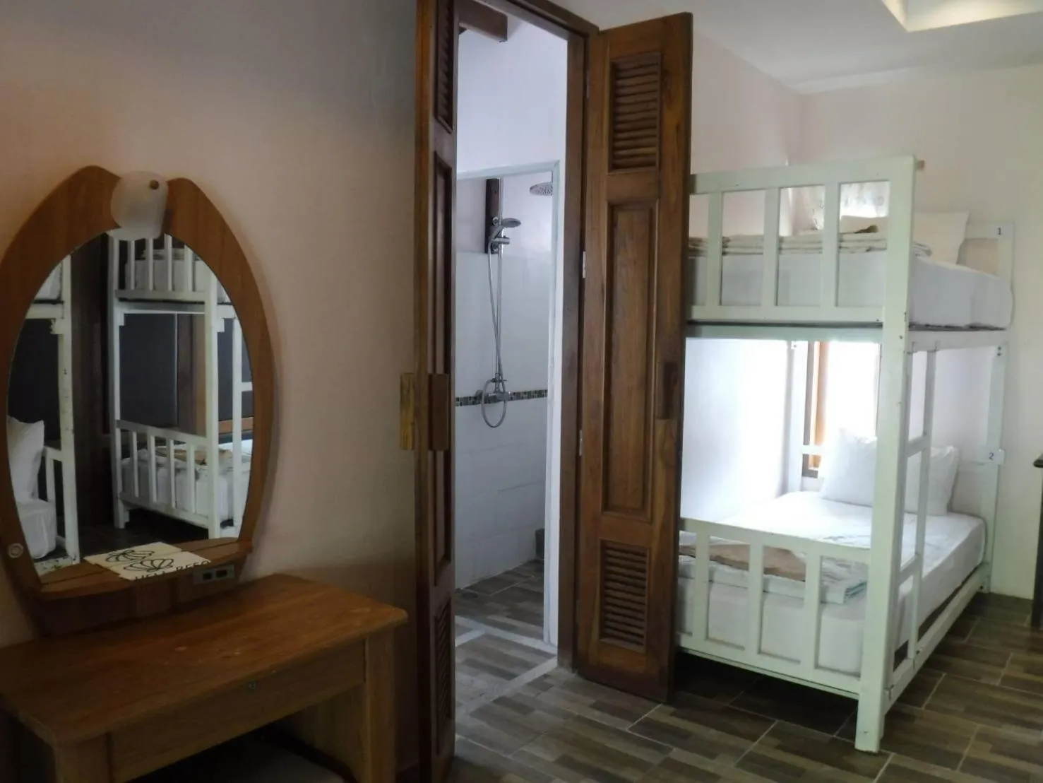 Bathroom, Bed in Seashell Resort Hostel Koh Tao