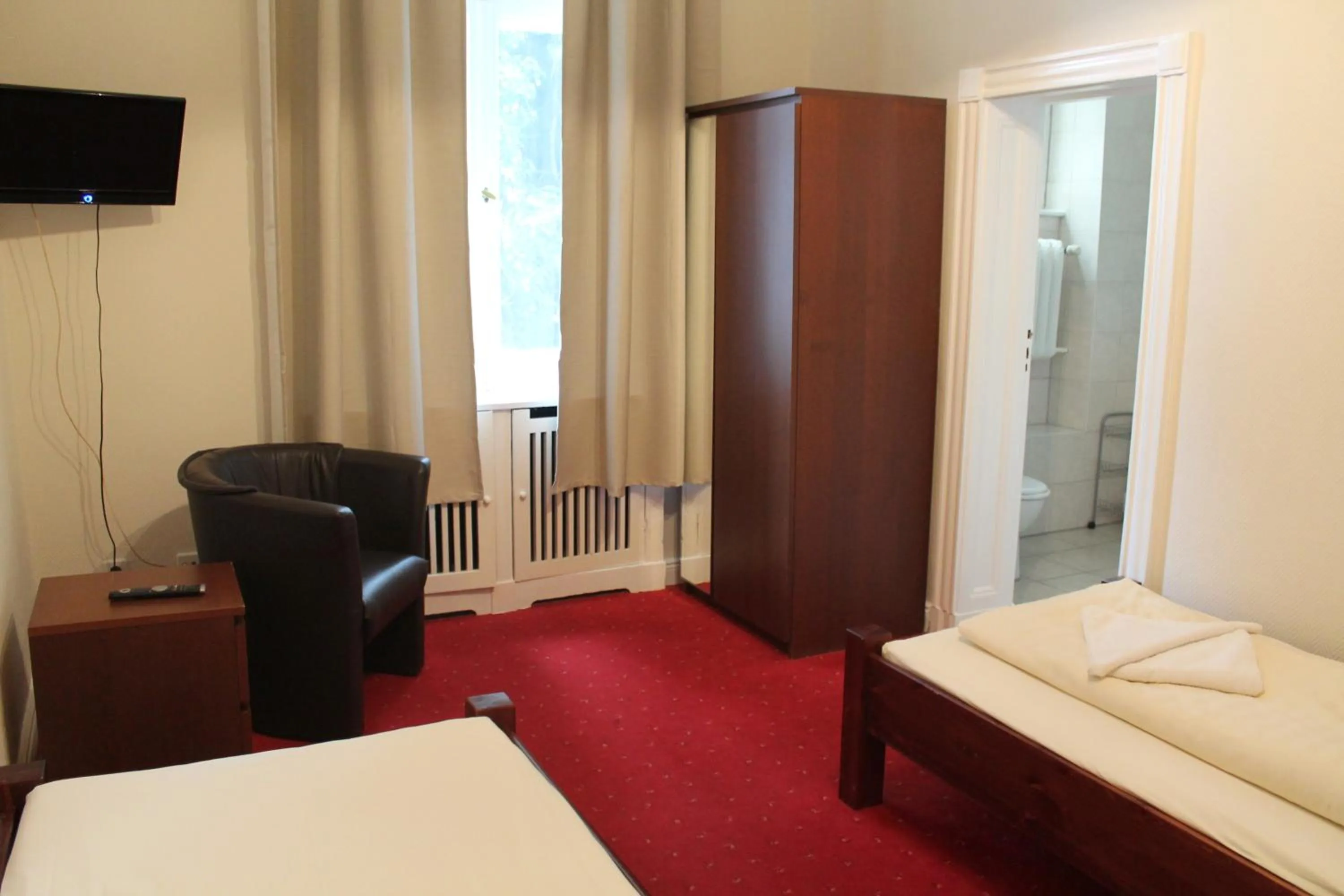 Photo of the whole room, Bed in Hotel Pension Kima