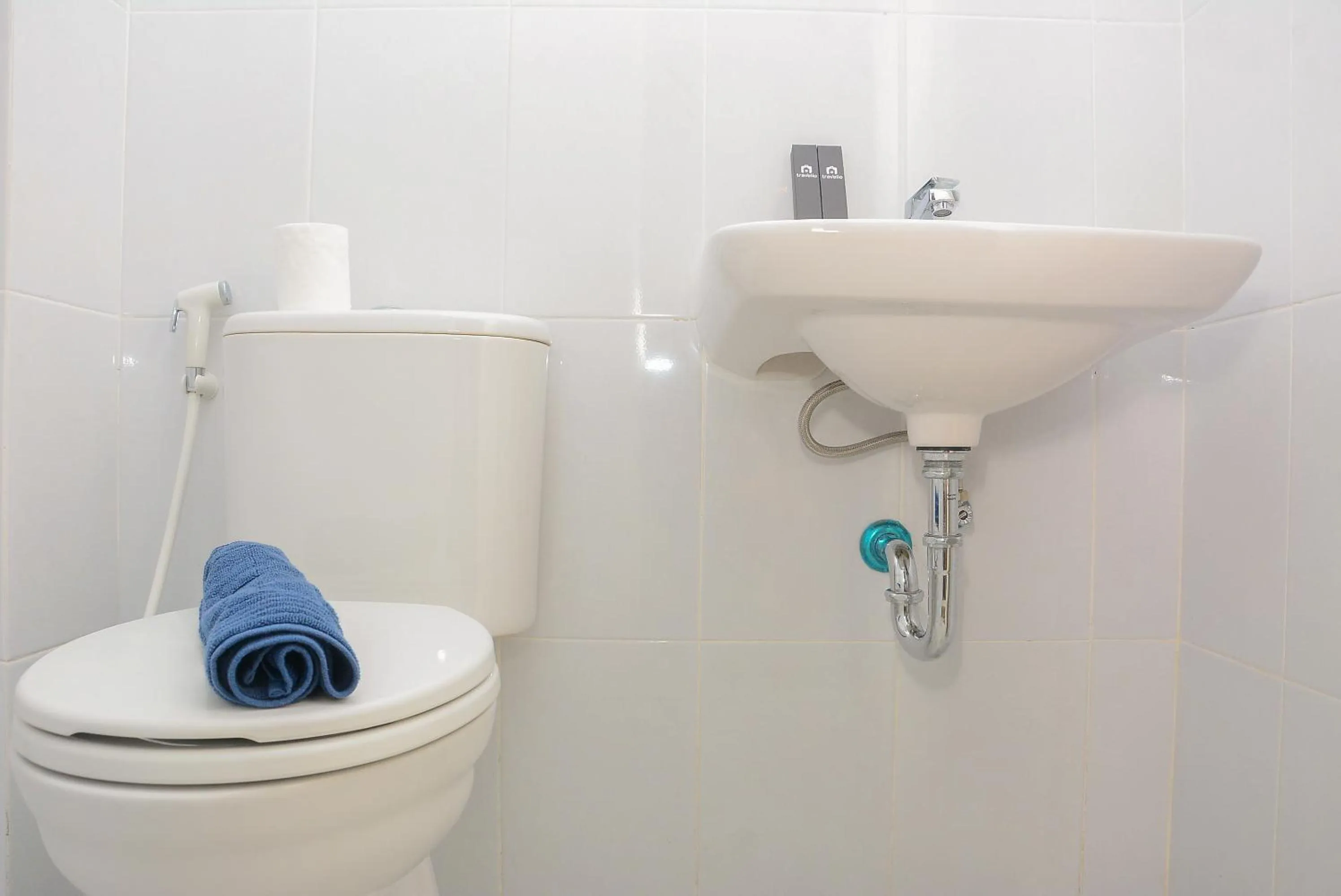 Bathroom in Comfy Studio Room at Patraland Urbano Apartment By Travelio