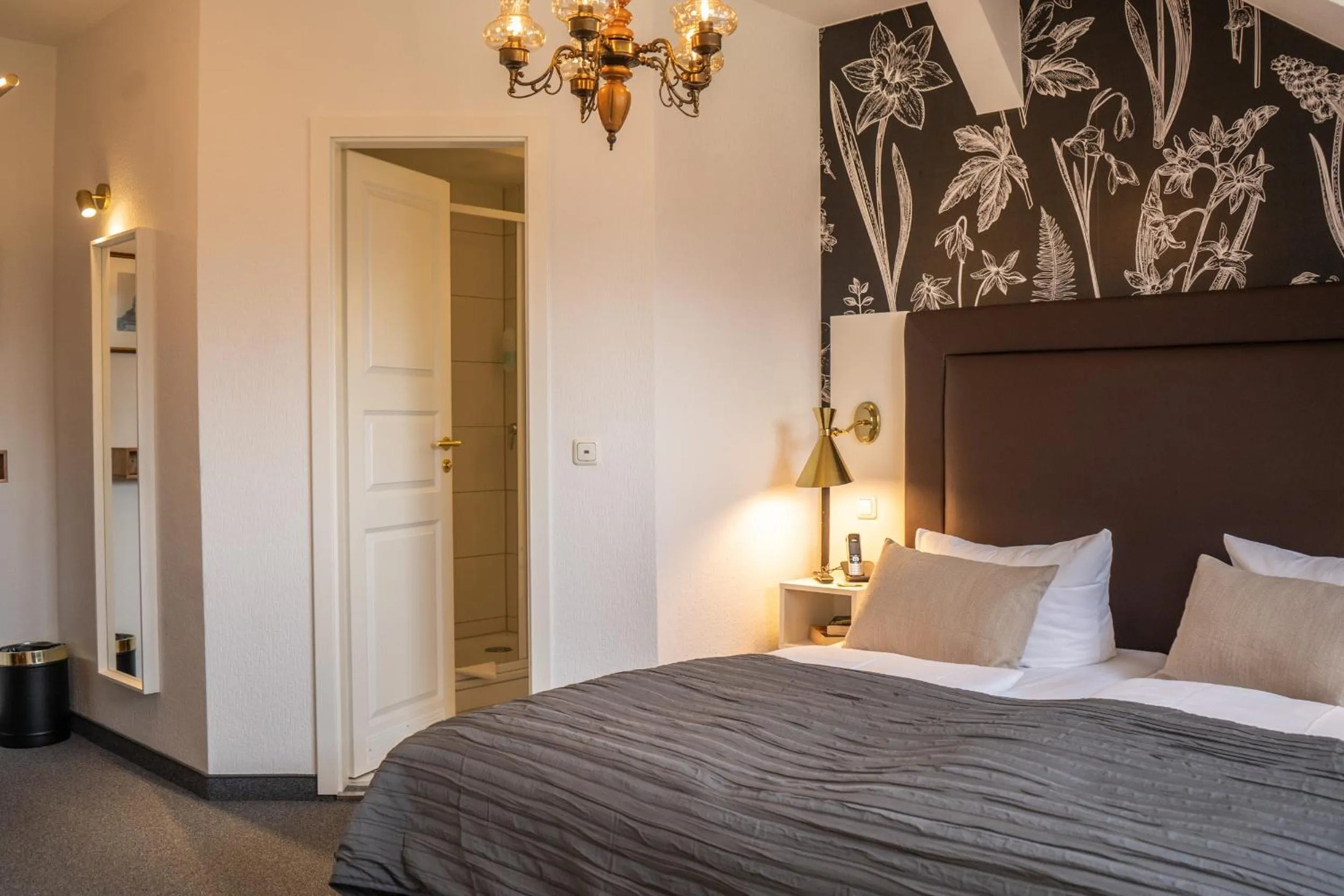 Bathroom, Bed in Hotel & Restaurant Am Alten Rhin