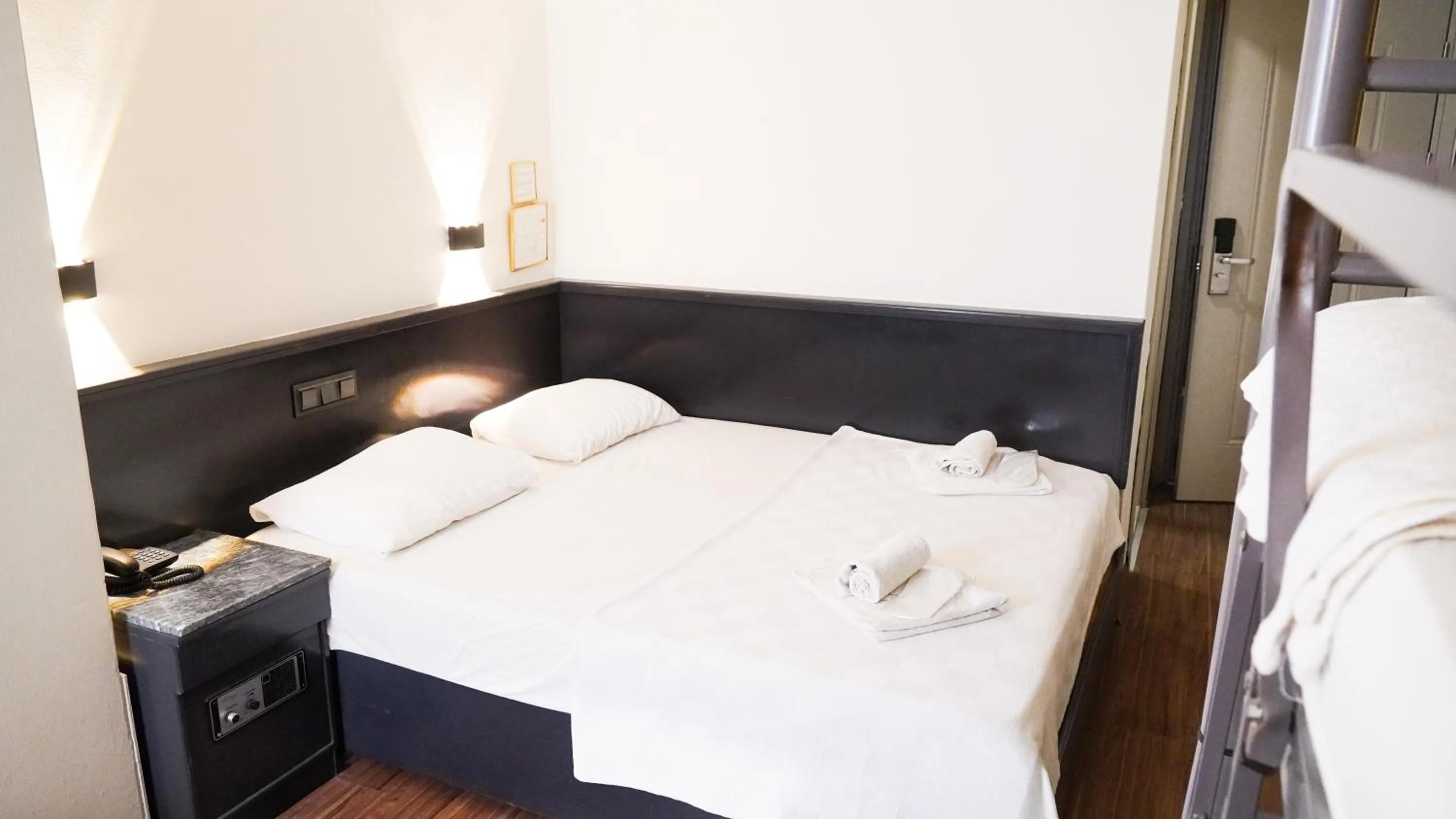 Photo of the whole room, Bed in Hotel Güleryüz 2