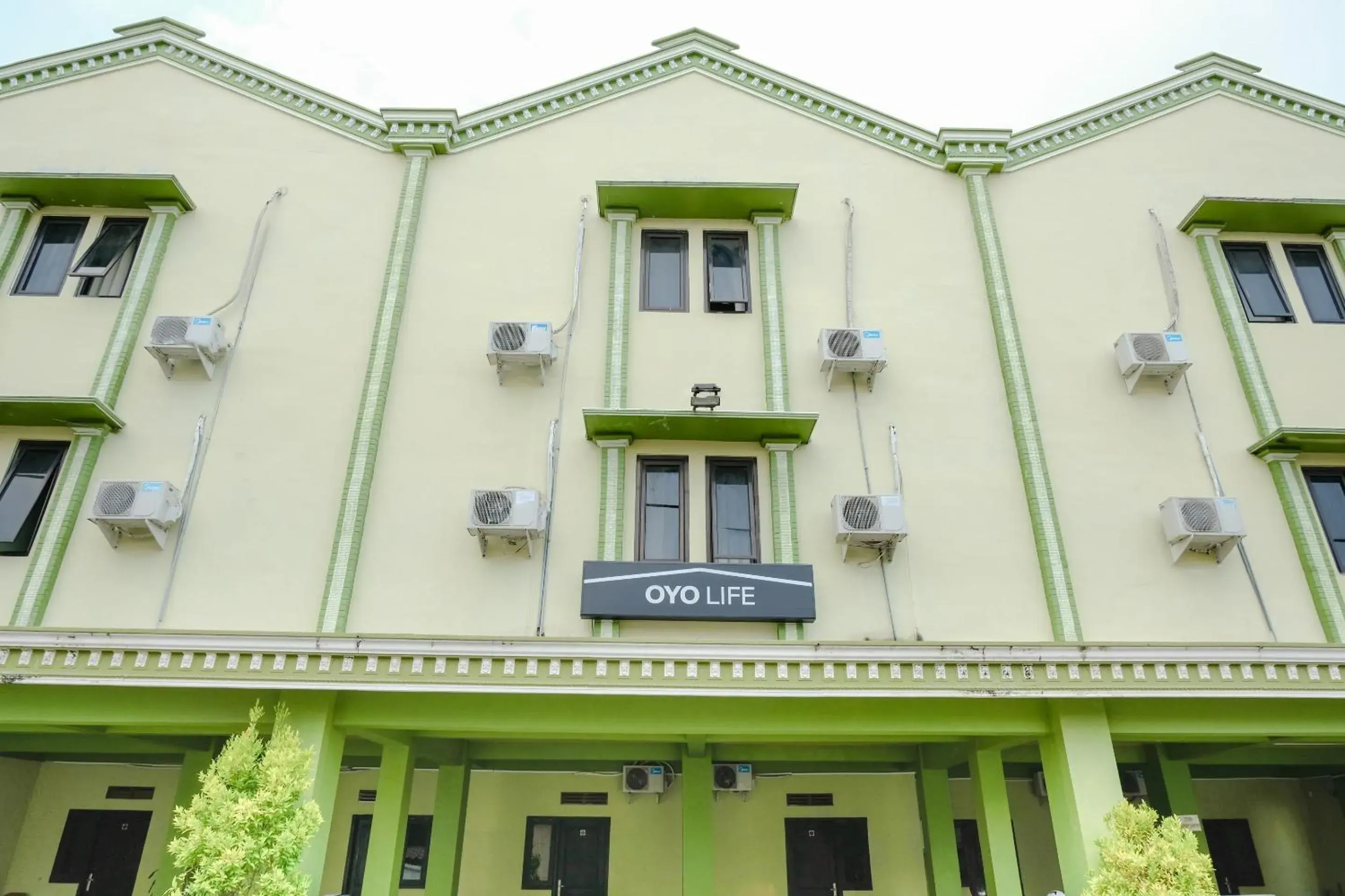 Facade/entrance in OYO Life 2508 Alba Suites Homestay Syariah Facade/entrance in OYO Life 2508 Alba Suites Homestay Syariah