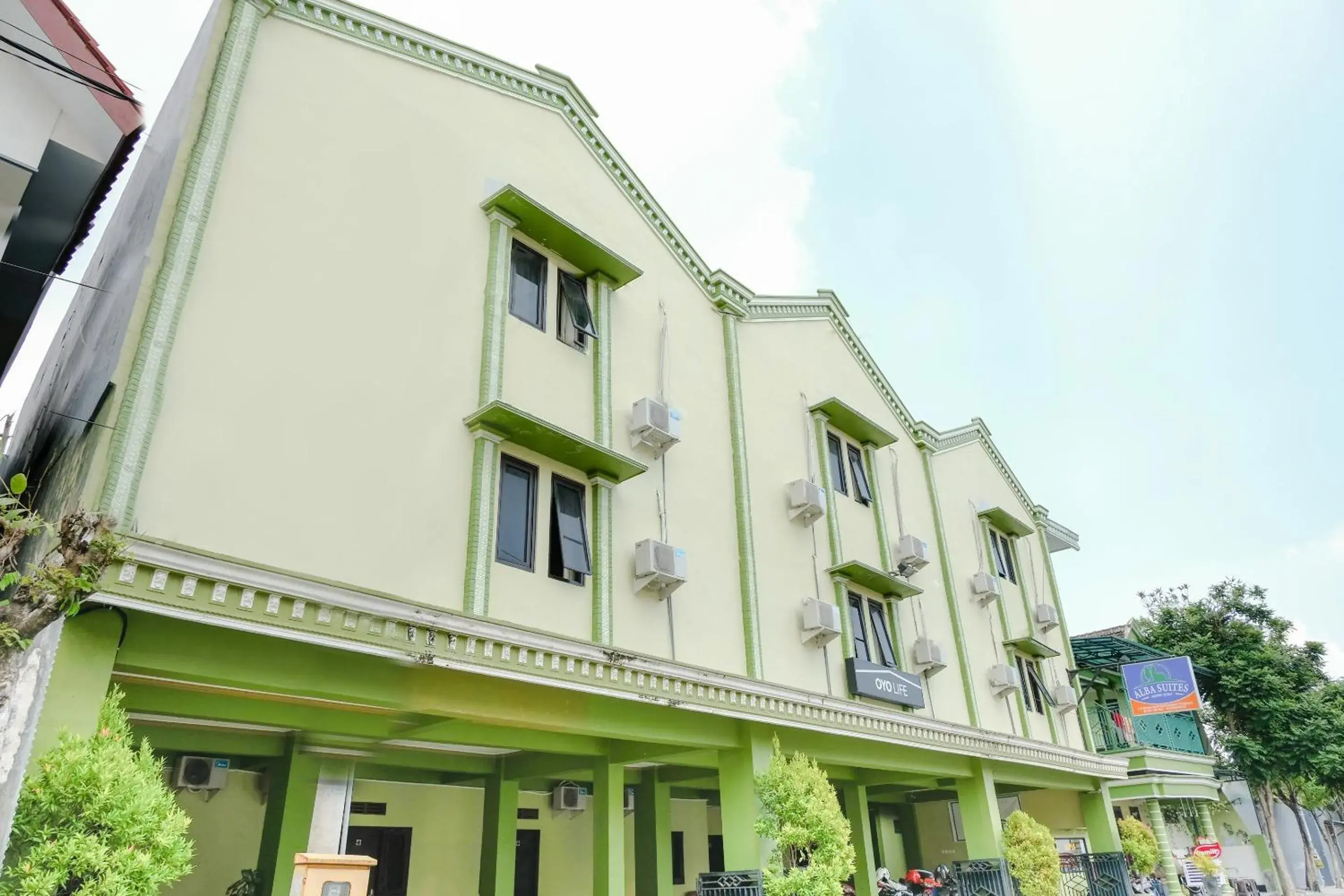 Facade/entrance in OYO Life 2508 Alba Suites Homestay Syariah Facade/entrance in OYO Life 2508 Alba Suites Homestay Syariah