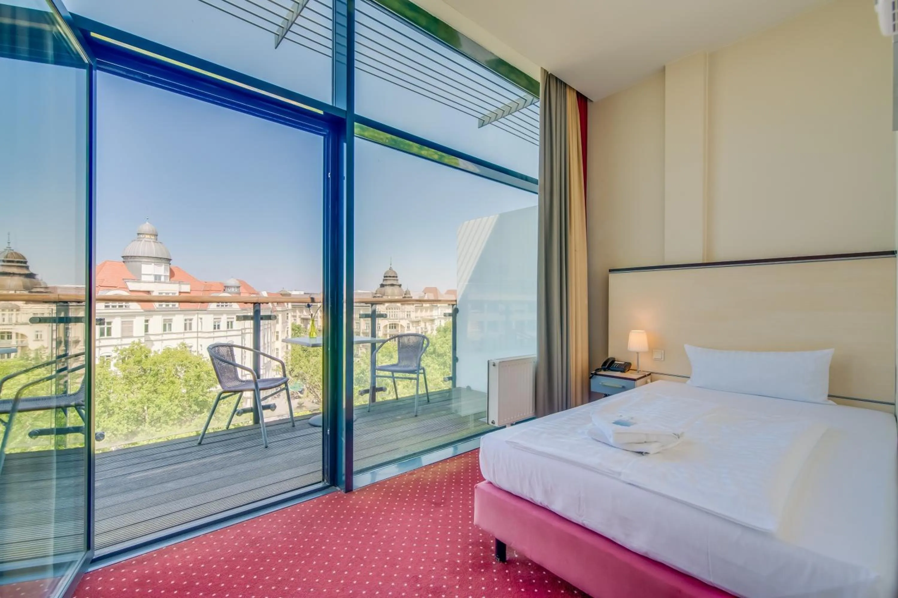 View (from property/room), Bed in Come Inn Berlin Kurfürstendamm