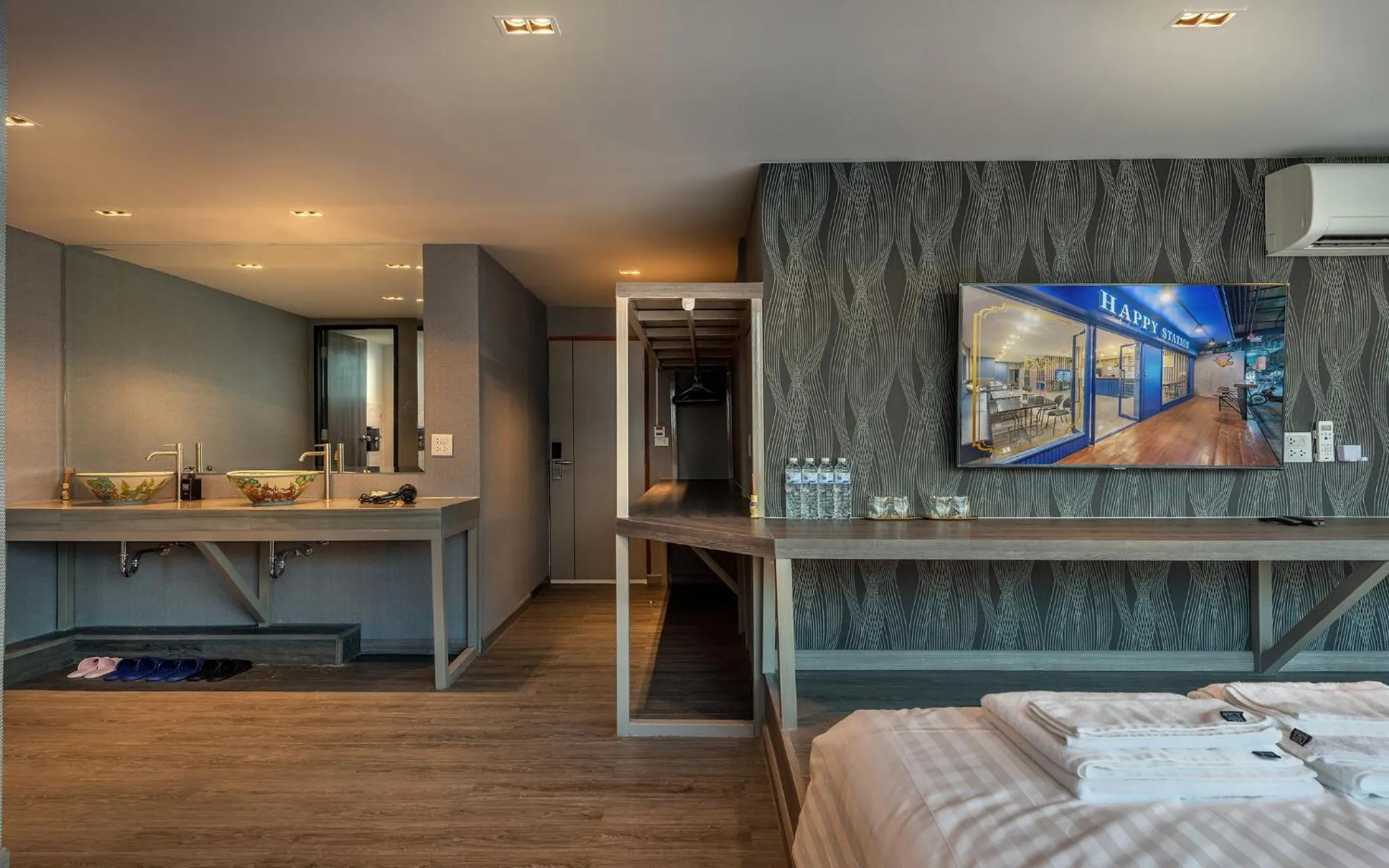 Staff, Bed in Happy Station Bangkok