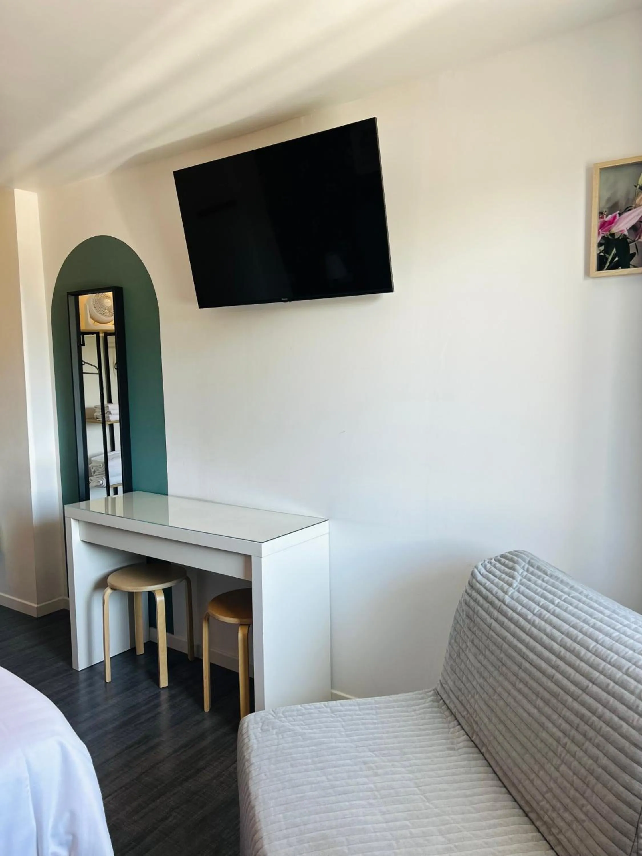 TV and multimedia in Hôtel Le Lys