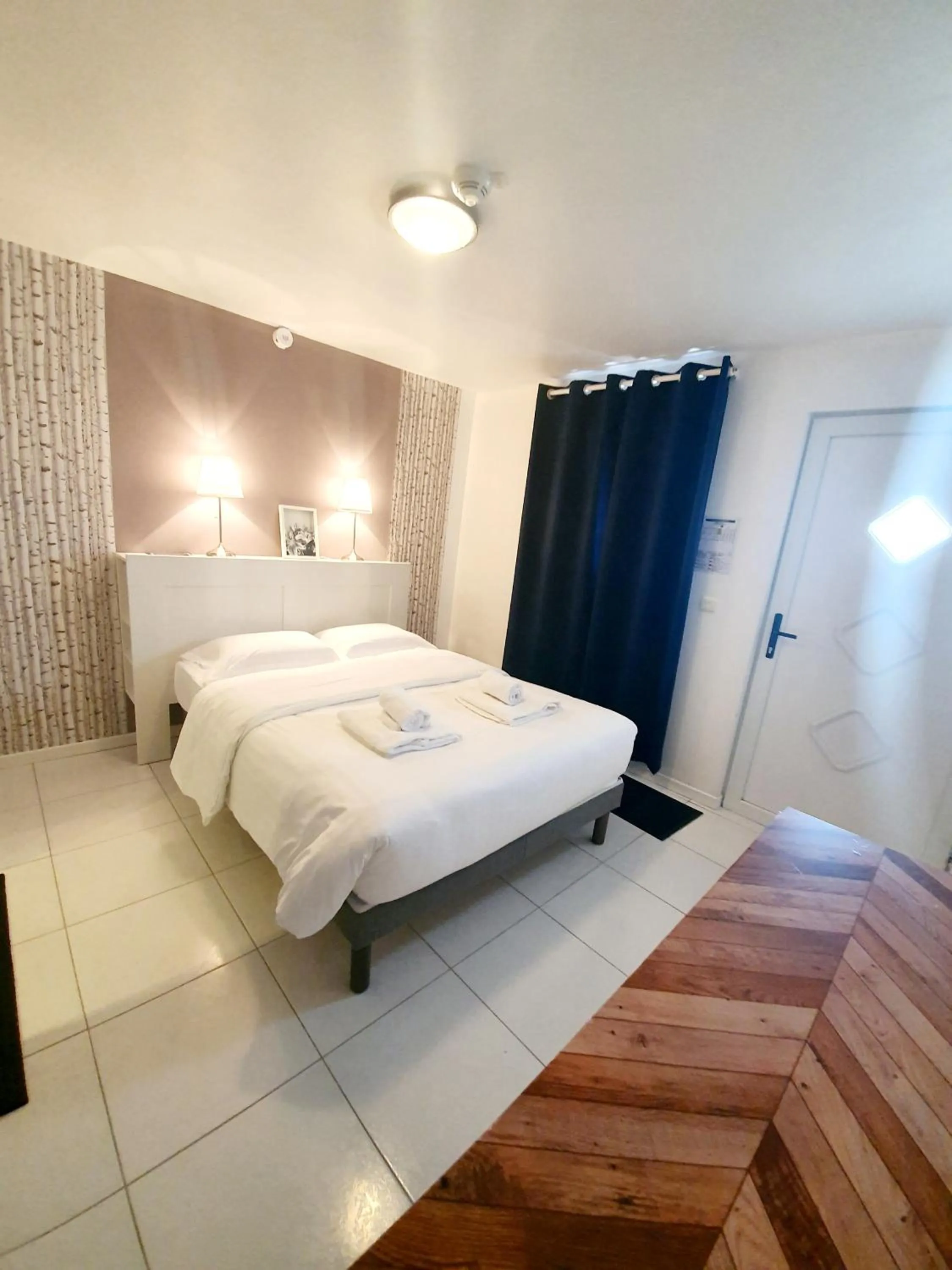 Bed in Hôtel Le Lys