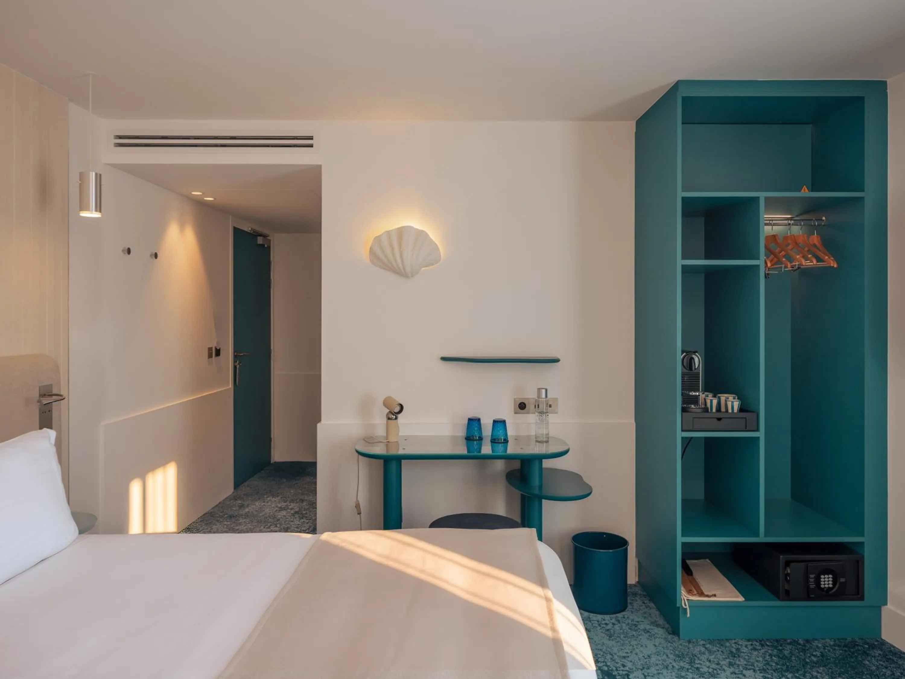 Bed in Hôtel Saint Christophe Aix en Provence Centre Ville