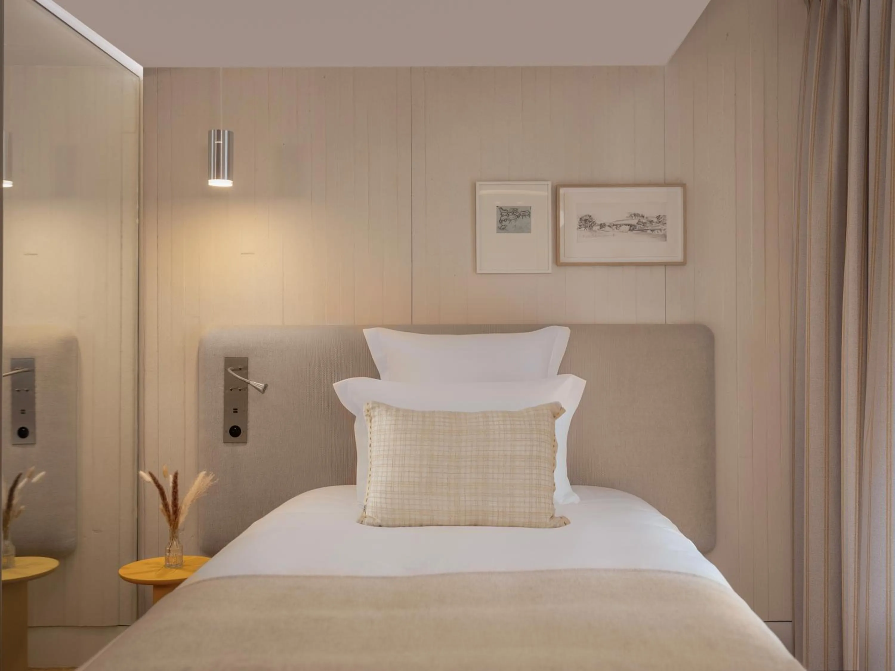 Bed in Hôtel Saint Christophe Aix en Provence Centre Ville