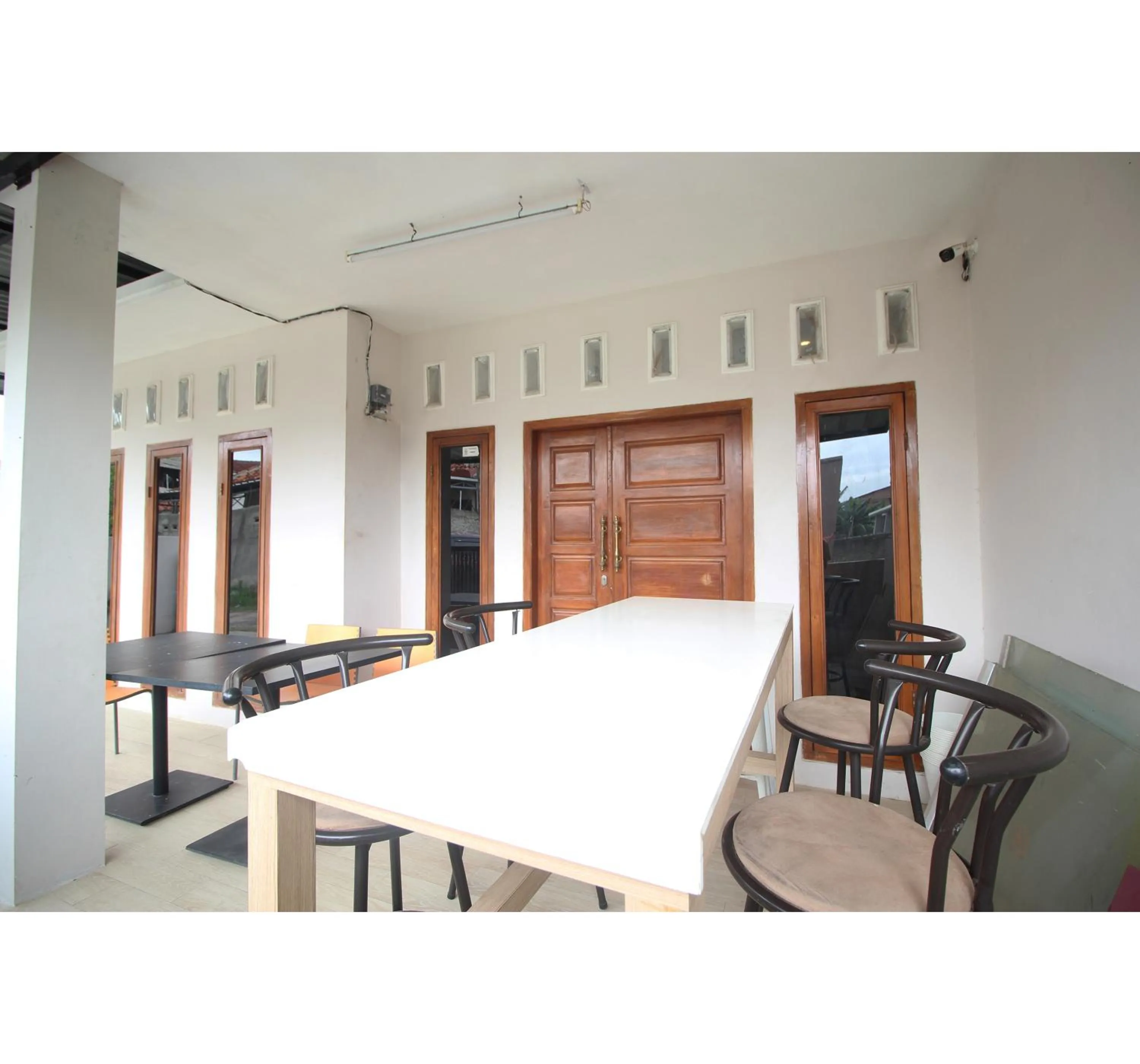 Seating area in OYO Life 2273 Pratama Homestay