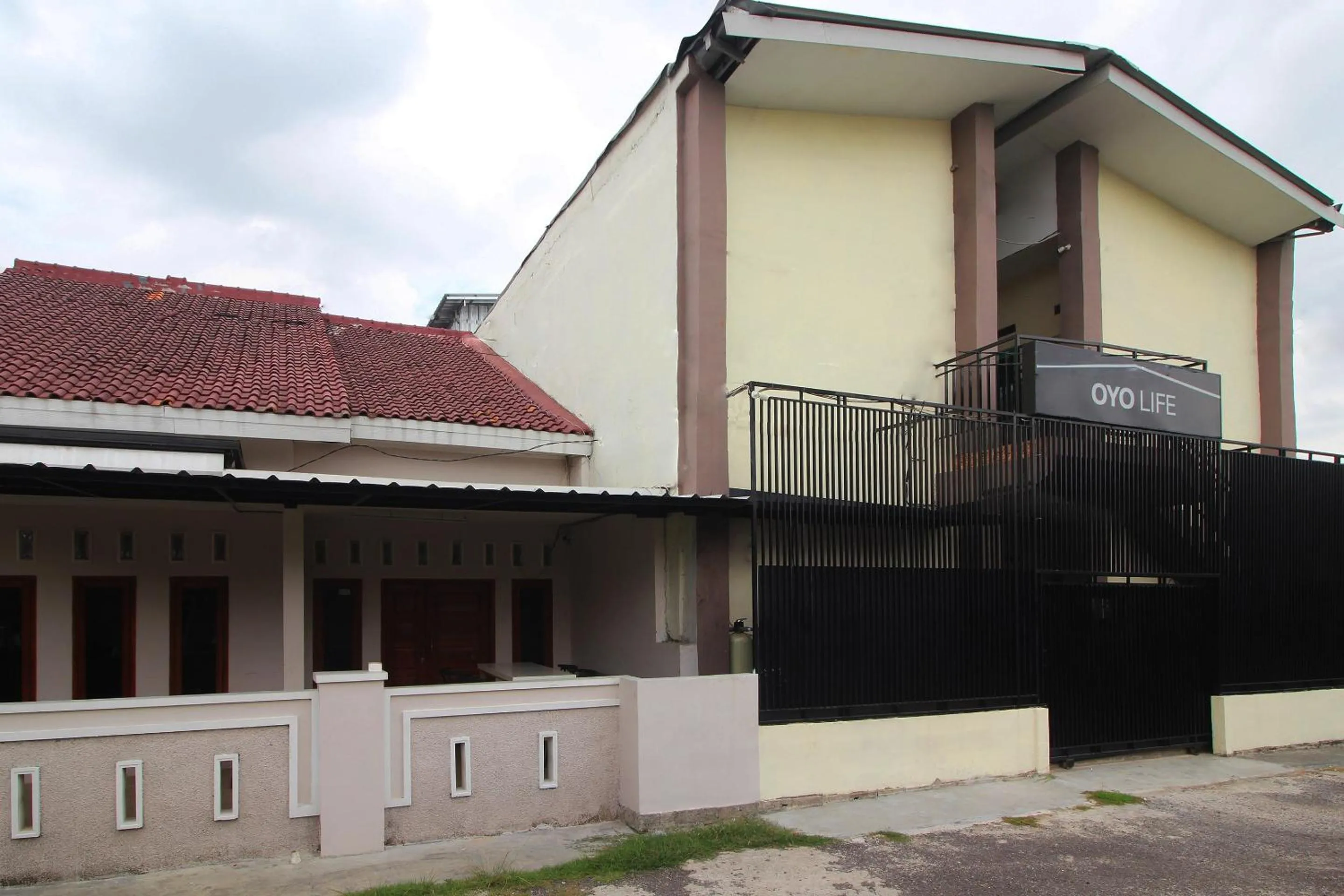 Facade/entrance in OYO Life 2273 Pratama Homestay
