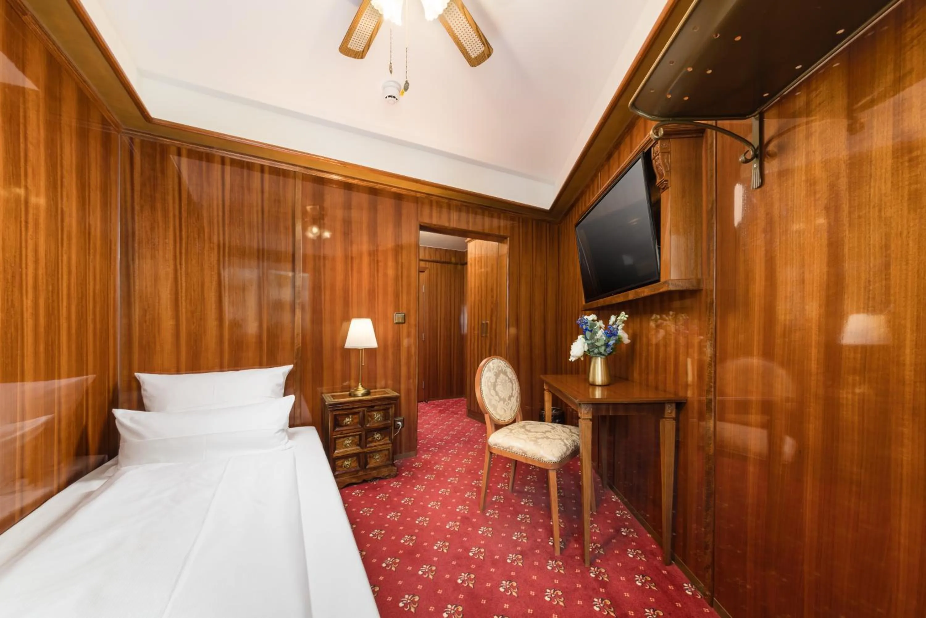 Photo of the whole room, Bed in Hôtel du Train