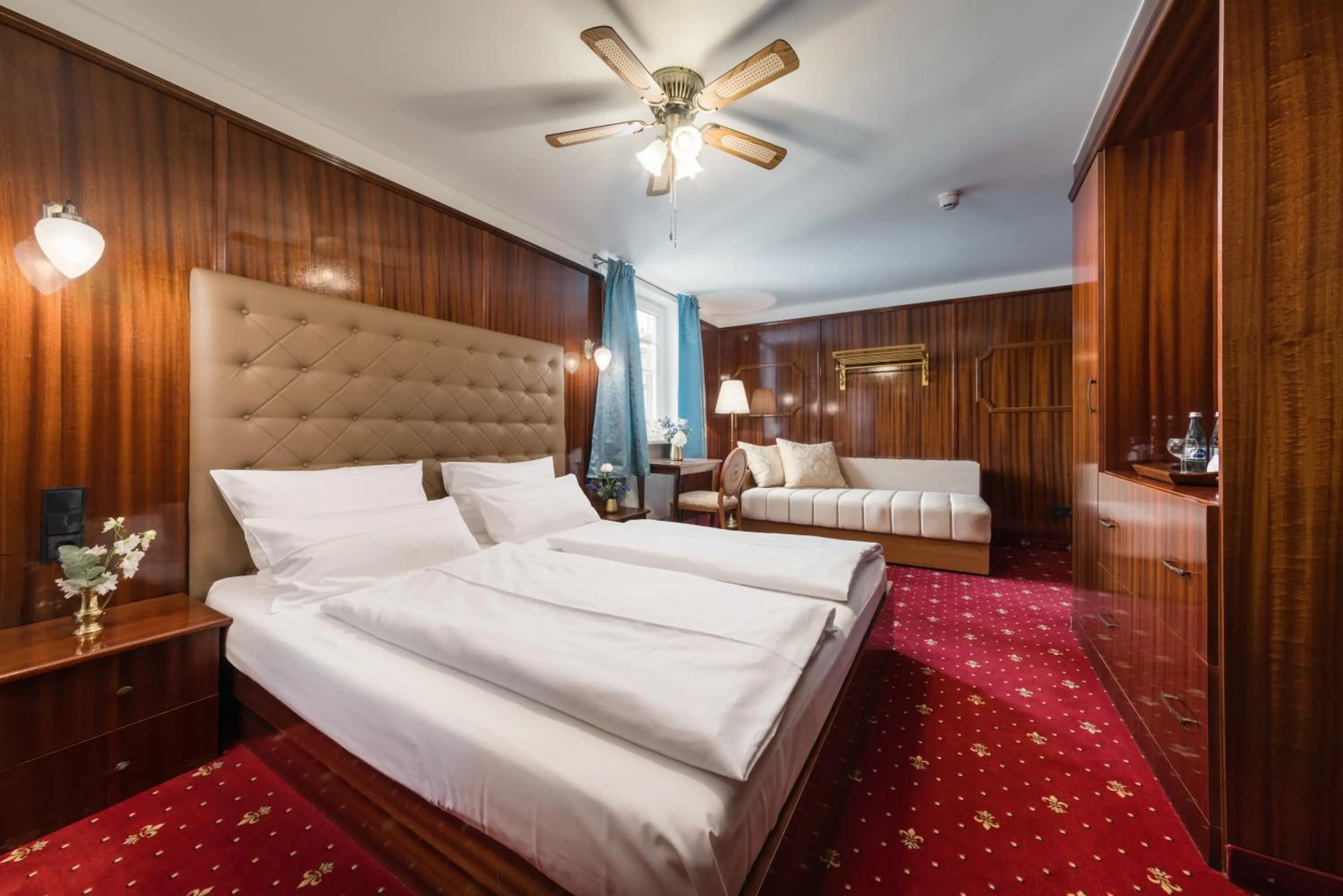 Photo of the whole room, Bed in Hôtel du Train