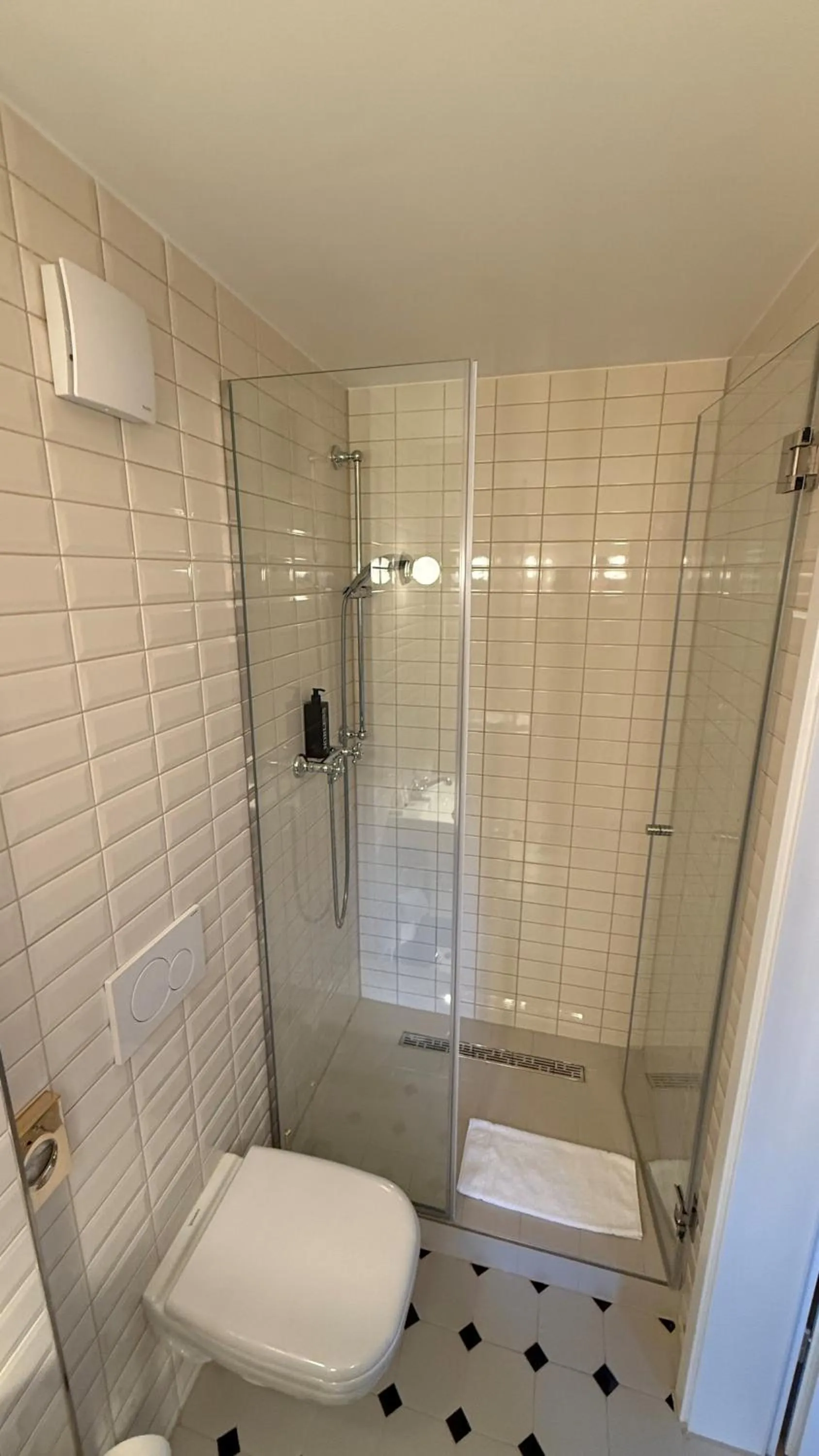 Shower in Hôtel du Train