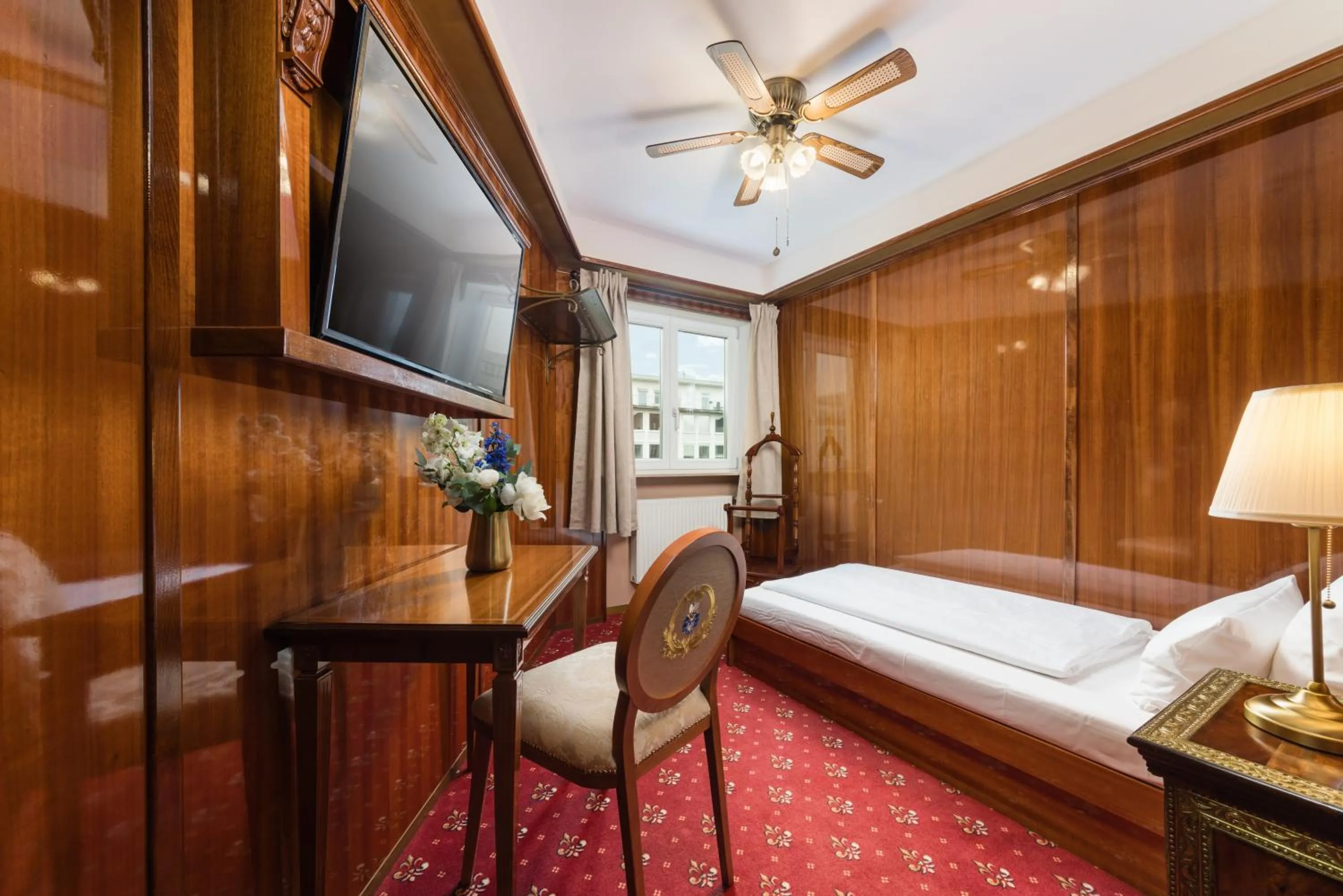 Photo of the whole room, Bed in Hôtel du Train