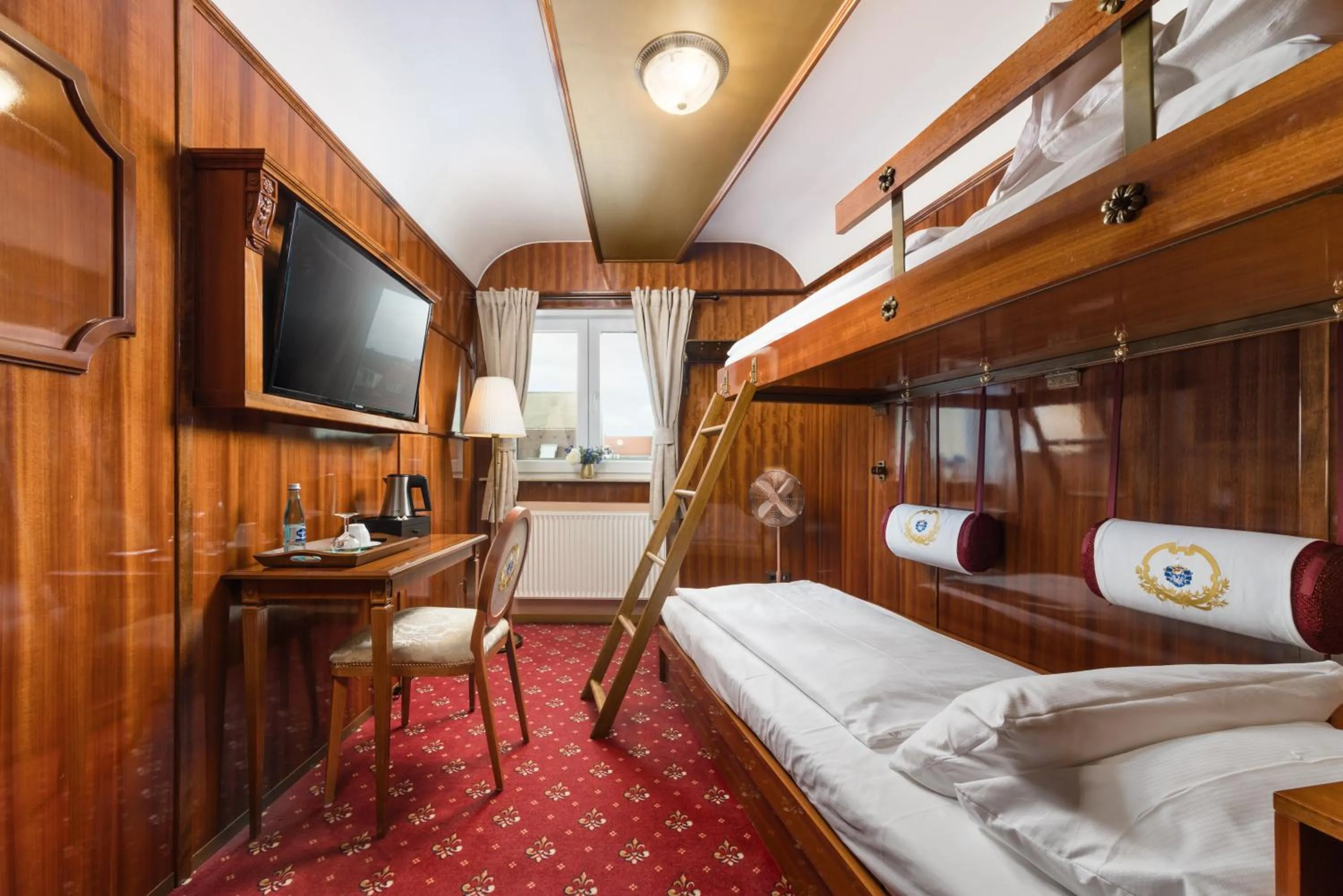 bunk bed, Bed in Hôtel du Train